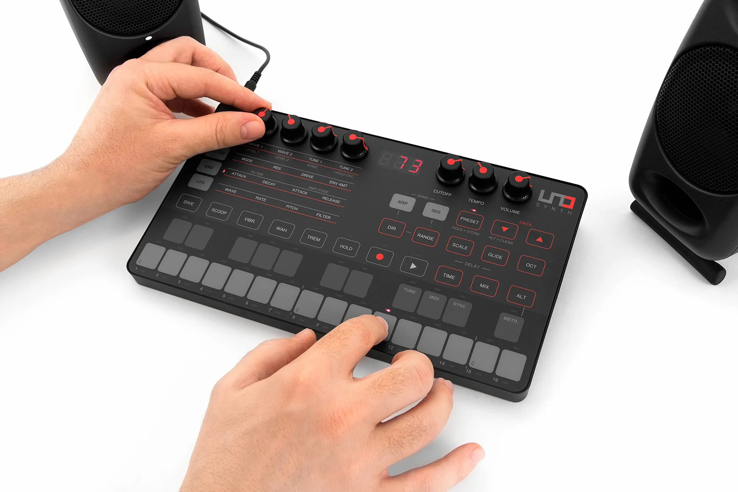IK Multimedia IP-UNO-SYNTH-IN Analogowy Syntezator, Czarny
