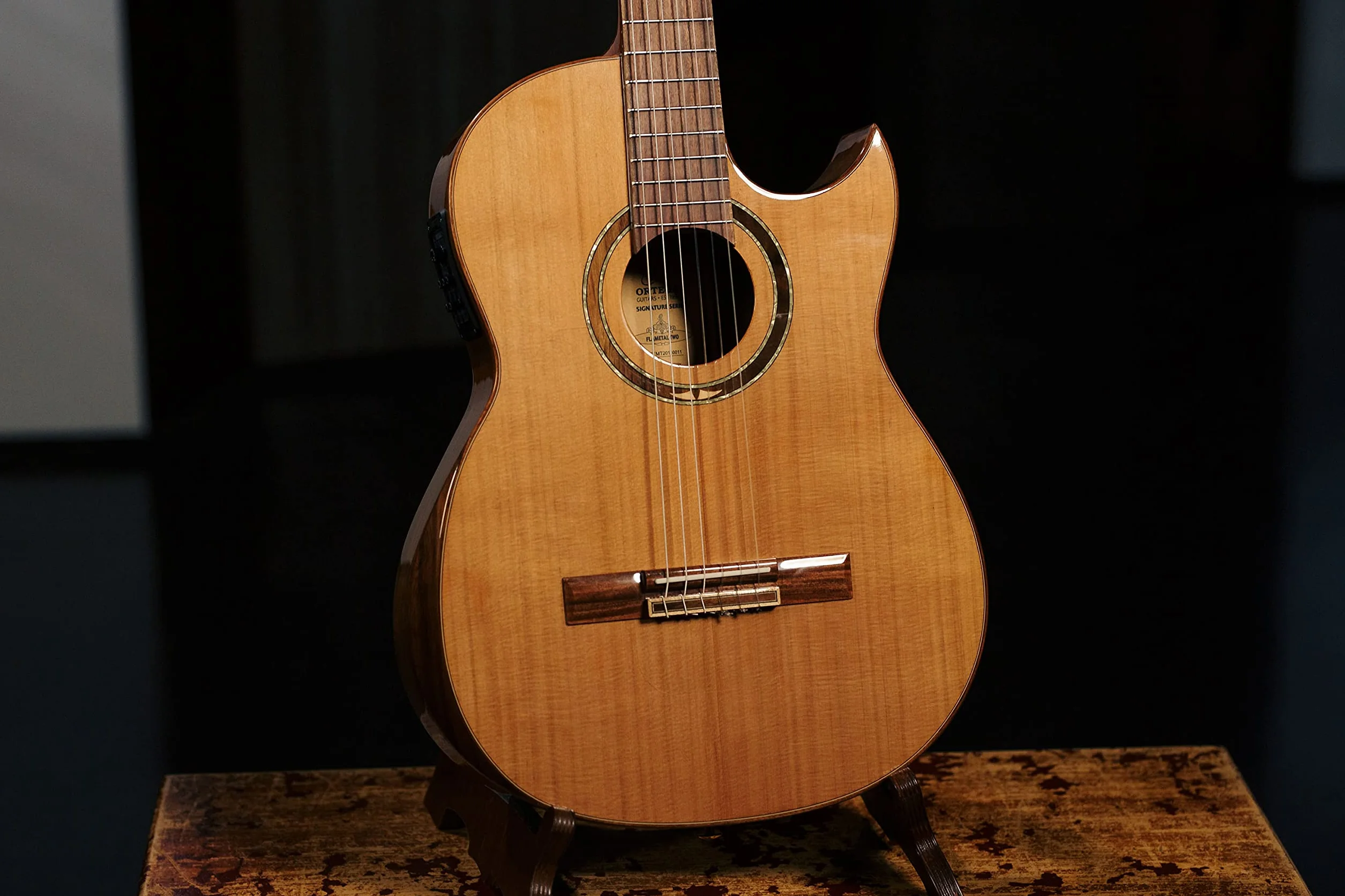 Ortega Guitars Classical Electro-Acoustic Guitar – Wąski Gryf, Korpus Thinline – Seria Signature – Lity Cedr/Orzech, Wykończenie Naturalne