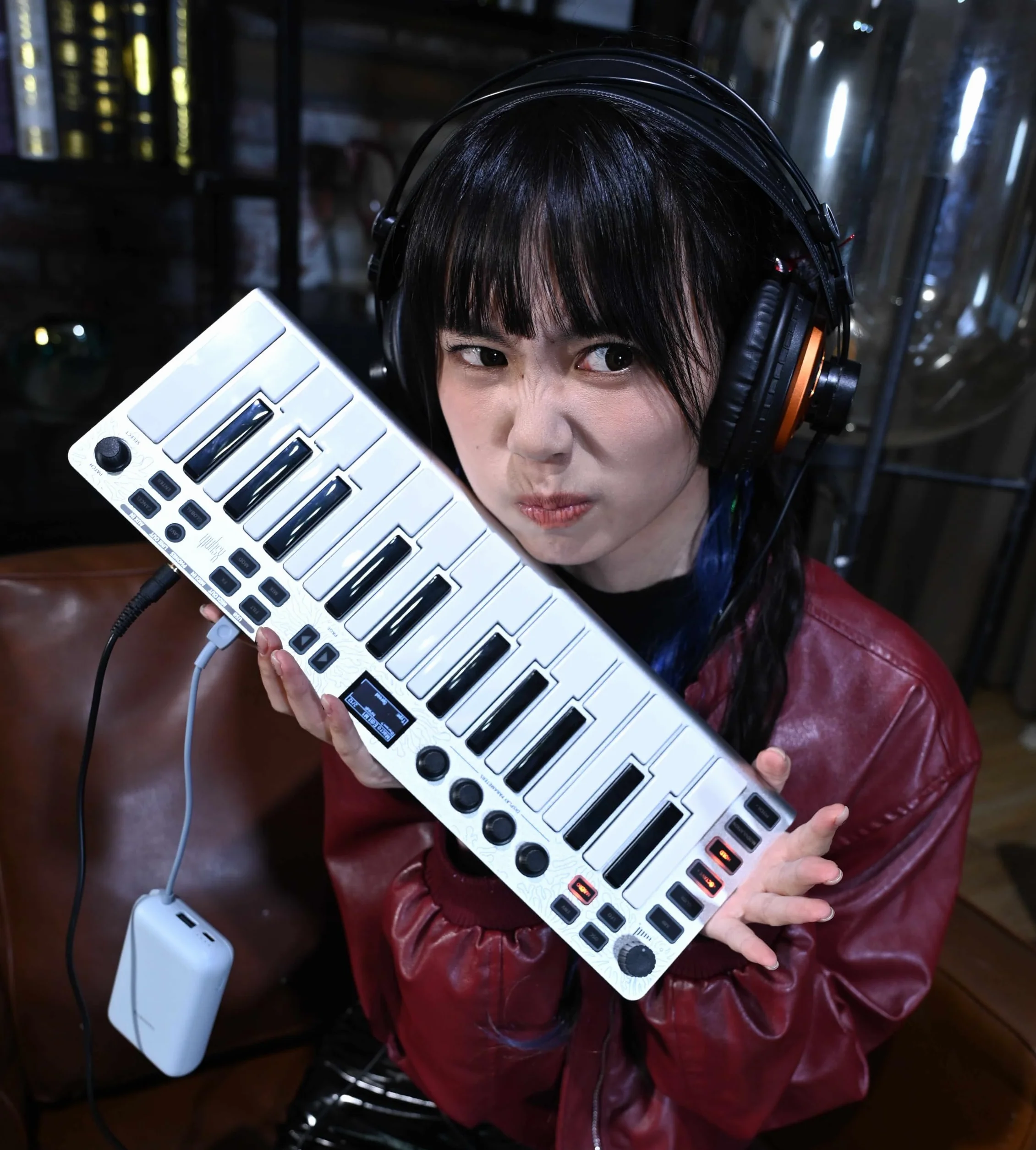 ESI Xsynth przenośny syntezator z klawiaturą główną, interfejs MIDI i audio