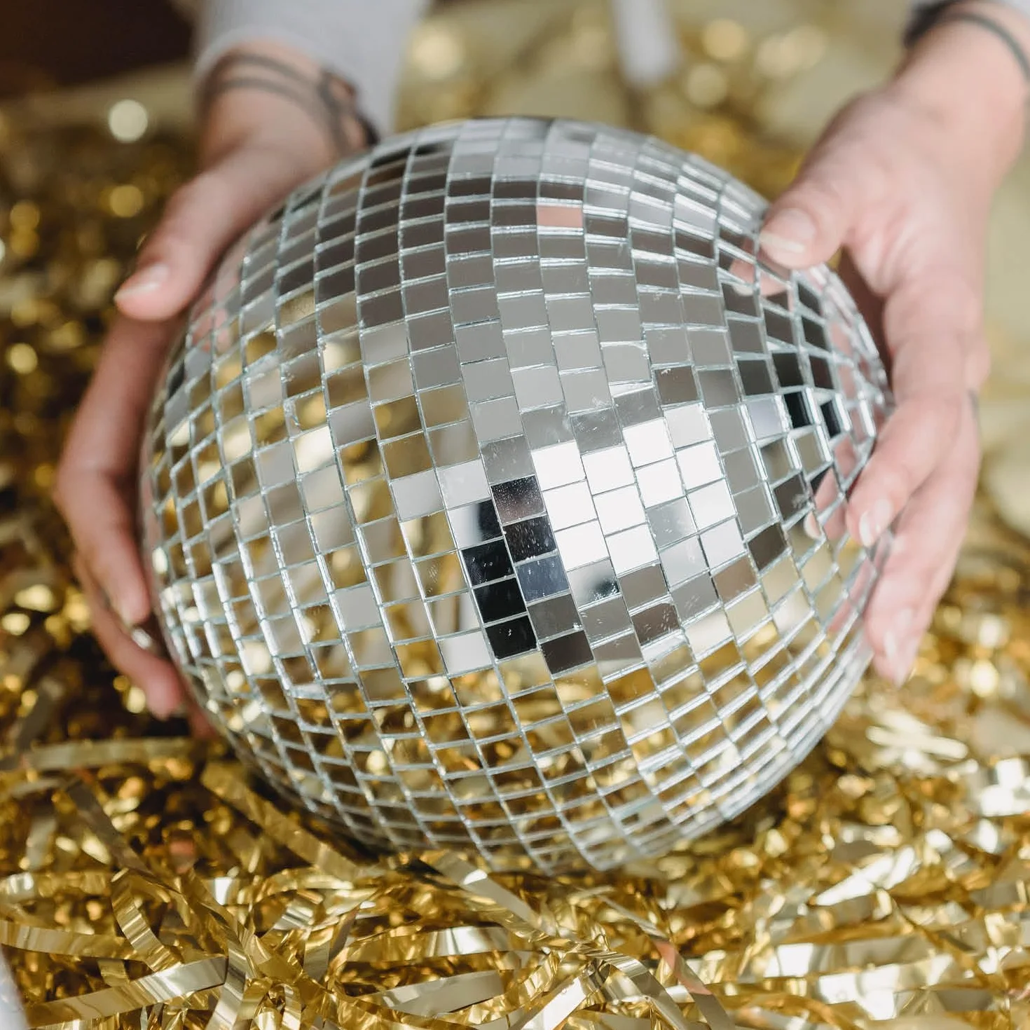 COM-FOUR® disco ball - lustrzana kula do zawieszenia - disco ball na imprezy - bal imprezowy na sylwestra, urodziny, imprezy tematyczne - Ø 15 cm (Ø 15cm)