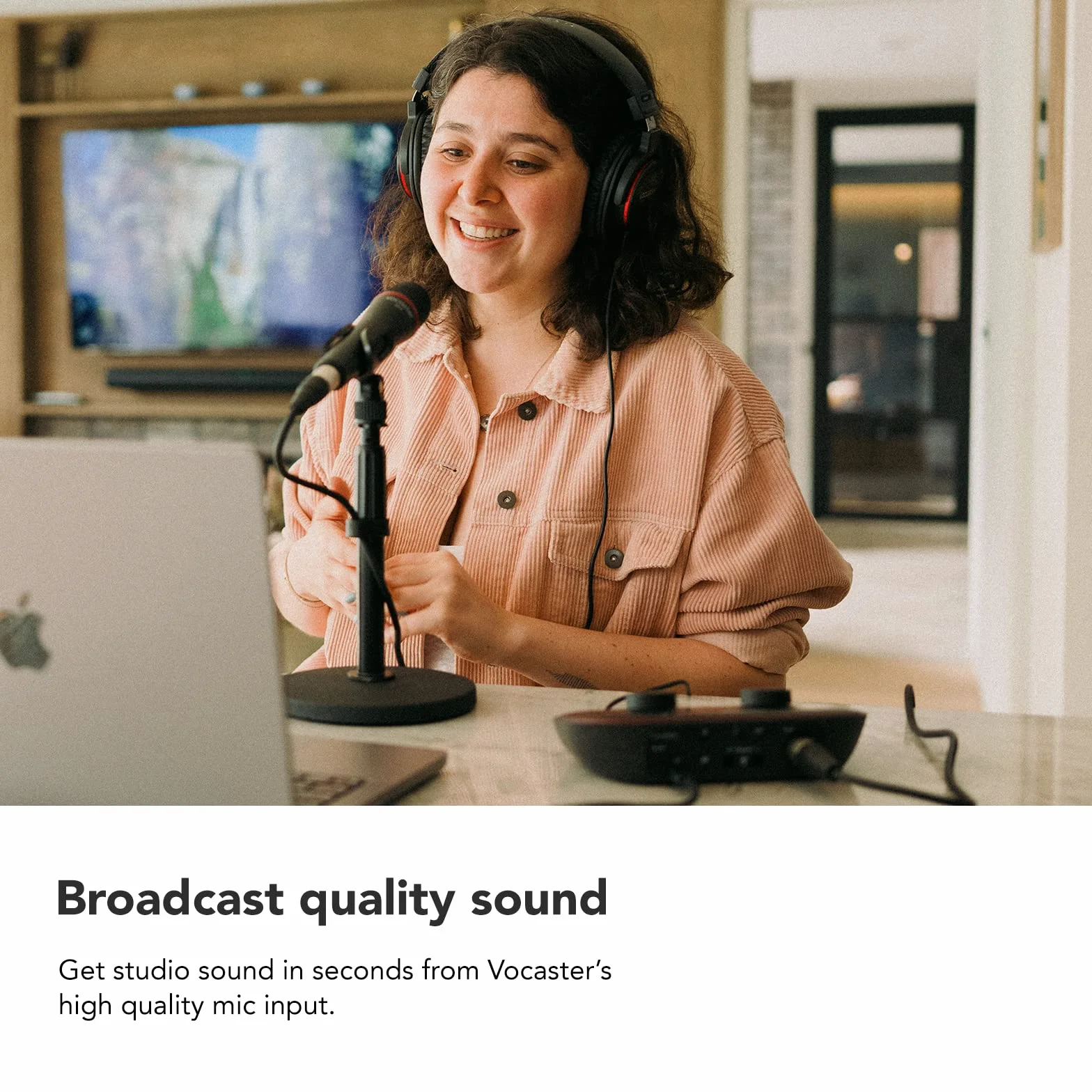 Focusrite Vocaster One Interfejs do podcastów do nagrywania jako twórca solowy Użyj funkcji Auto Gain, Enhance i Mute w celu łatwego tworzenia podcastów. Mały, lekki i zasilany przez komputer.