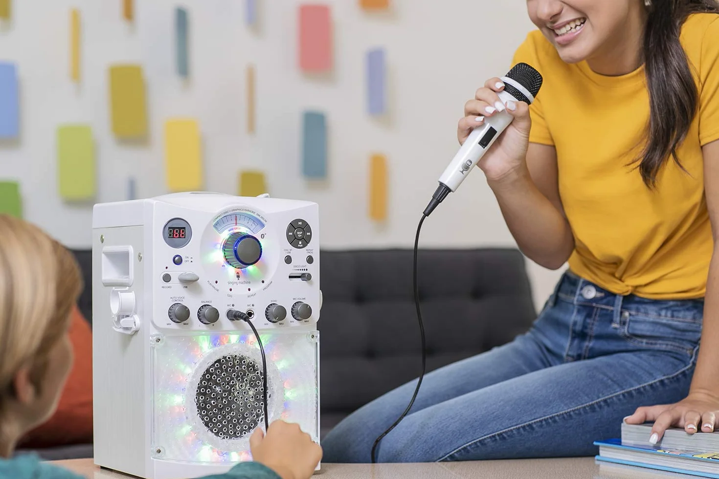 Singing Machine SML385U system karaoke ze złączem Bluetooth – biały dla Europy – efekty świetlne LED, mikrofon, USB, wyjścia RCA, regulator echa i równowagi oraz wejście AUX.