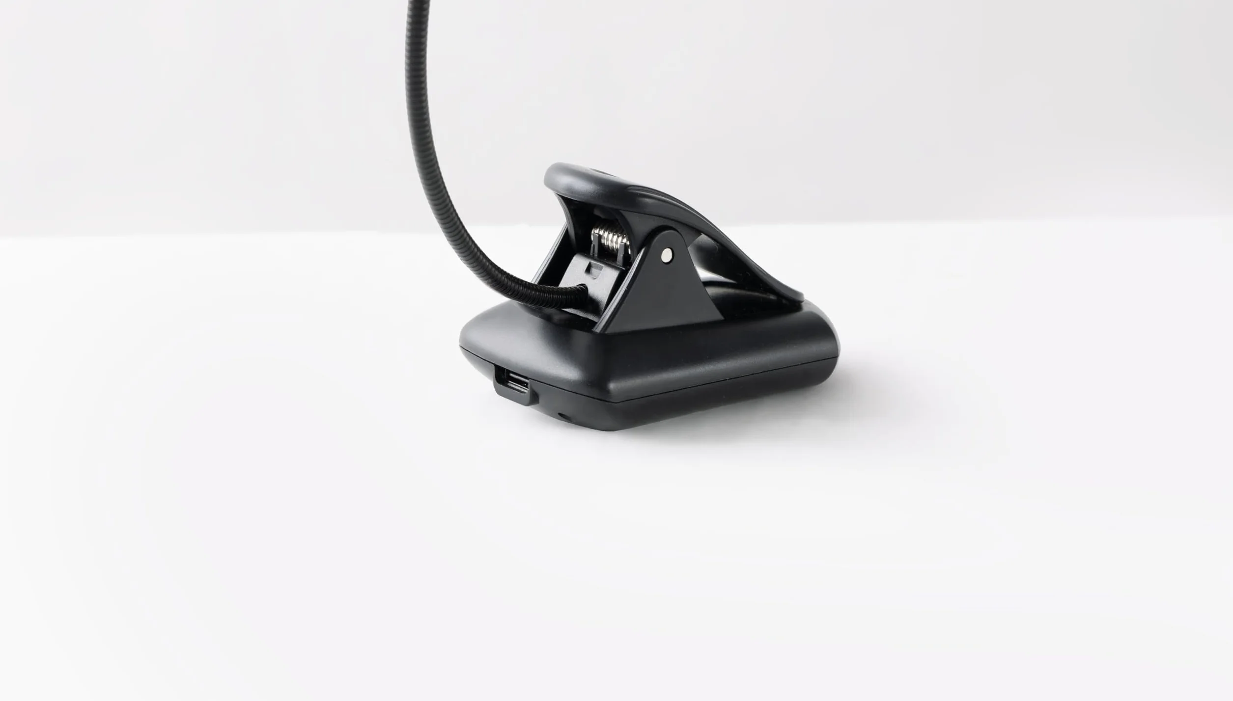K&M 12264 Lampa pulpitowa z nutami T-Model LED FlexLight ładowalna - czarna - z akumulatorem, mocowanie na klips, łabędzia szyja, 4200 luksów