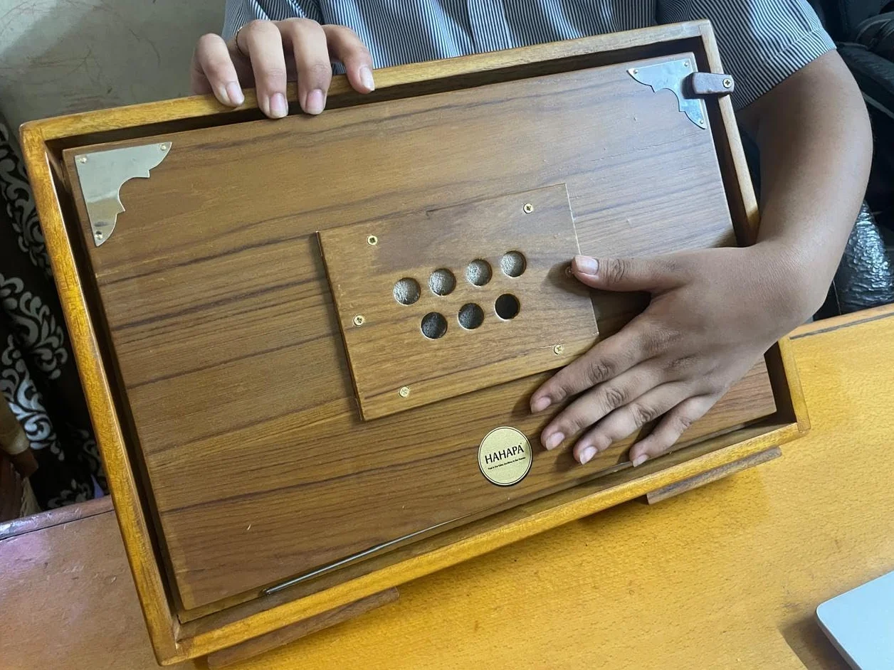 Shruti Box, drewno sosnowe, średni C, mosiądz, 38,1 x 25,4 x 7,62 cm, torba, C-to-C, tuned 440, instrument Surpeti do jogi, kirtan, wokalu
