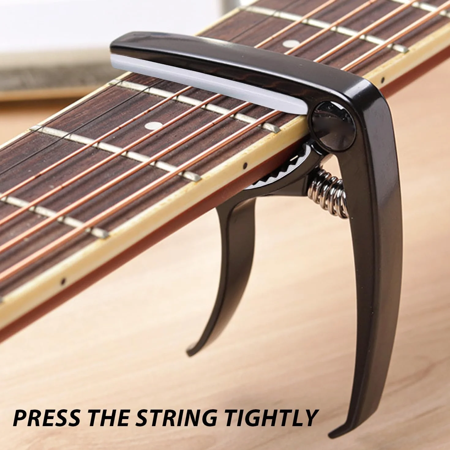 2 kapodaster gitarowy z 5-częściowymi kostkami gitarowymi, wielofunkcyjny kapodaster, akcesoria do strojenia gitary akustycznej, gitary elektrycznej, ukulele (czarny, biały)