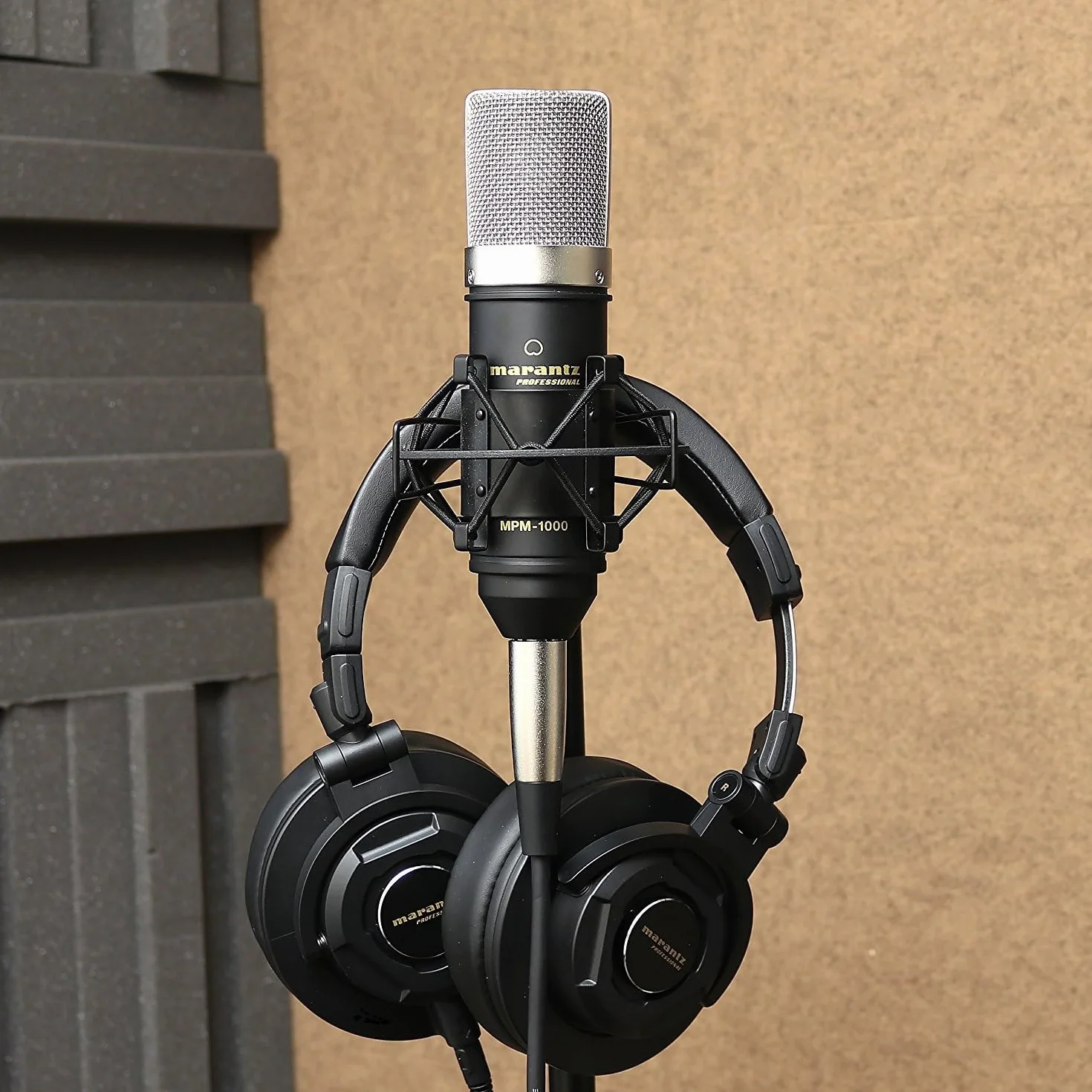 Marantz Professional MPM-1000 – Studyjny mikrofon pojemnościowy z podstawką biurkową i kablem – do podcastów i streamingu