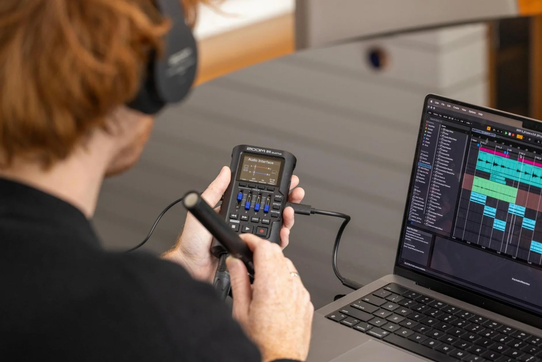 ZOOM R4 MultiTrak – mobilny 4-ścieżkowy rejestrator i kompaktowe studio audio dla muzyków i autorów piosenek, 32-bitowy dźwięk typu float, 2 wejścia combo XLR/TS, efekty, sekcja rytmiczna