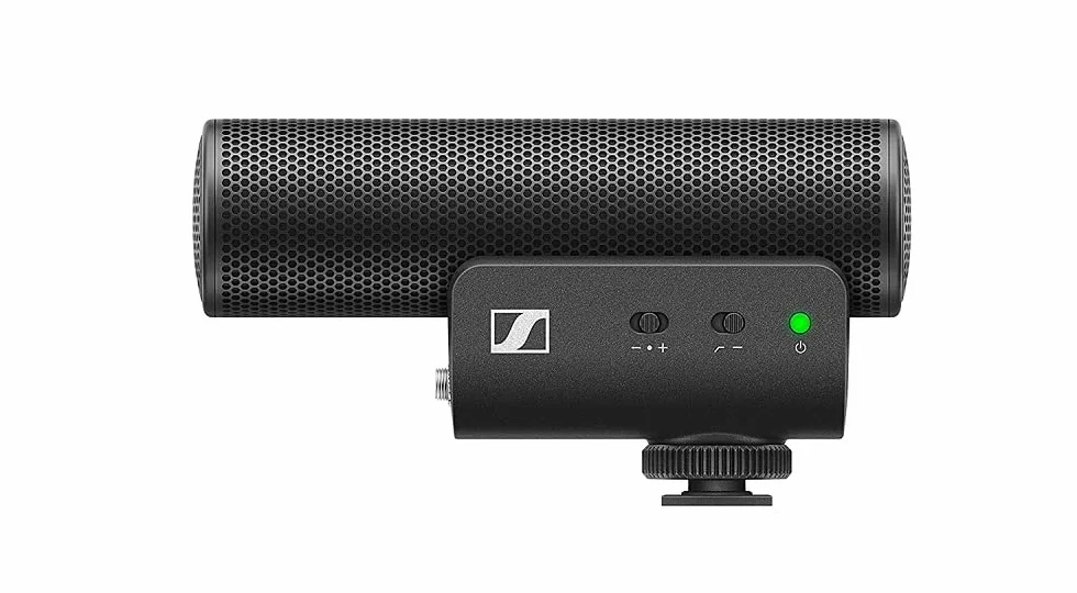 Sennheiser MKE 400 kierunkowy mikrofon do kamery strzelby, wbudowana ochrona przed wiatrem i amortyzacja wstrząsów, dla vlogerów i twórców, 3,5 mm kable TRS i TRSS w zestawie, czarny (508898)