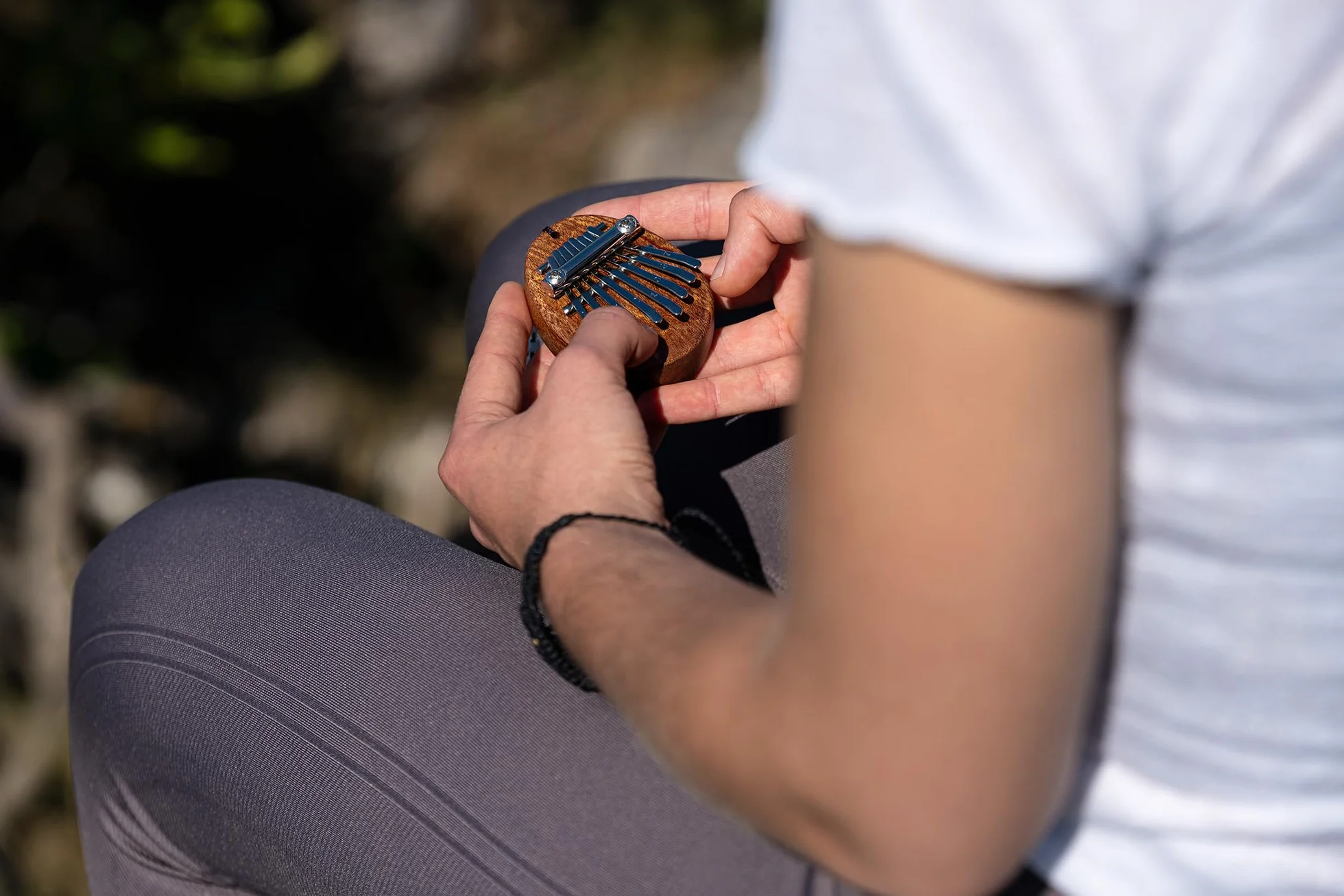 Kalimba Sonic Energy Lite Drewno – 8 Dźwięków w Tonacji C-dur – do Medytacji, Sekcji Perkusyjnej i Jogi – Sapele – w Zestawie Ozdobny Sznurek (KL8MINI)