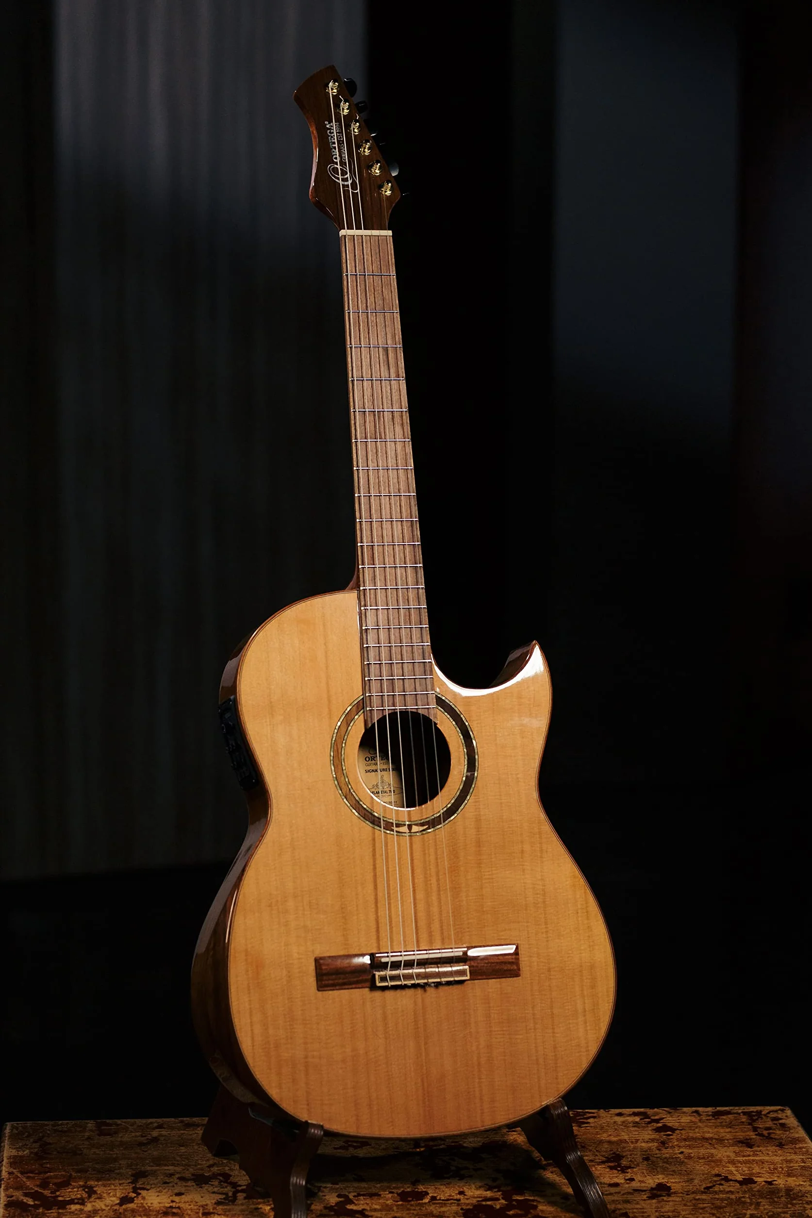 Ortega Guitars Classical Electro-Acoustic Guitar – Wąski Gryf, Korpus Thinline – Seria Signature – Lity Cedr/Orzech, Wykończenie Naturalne