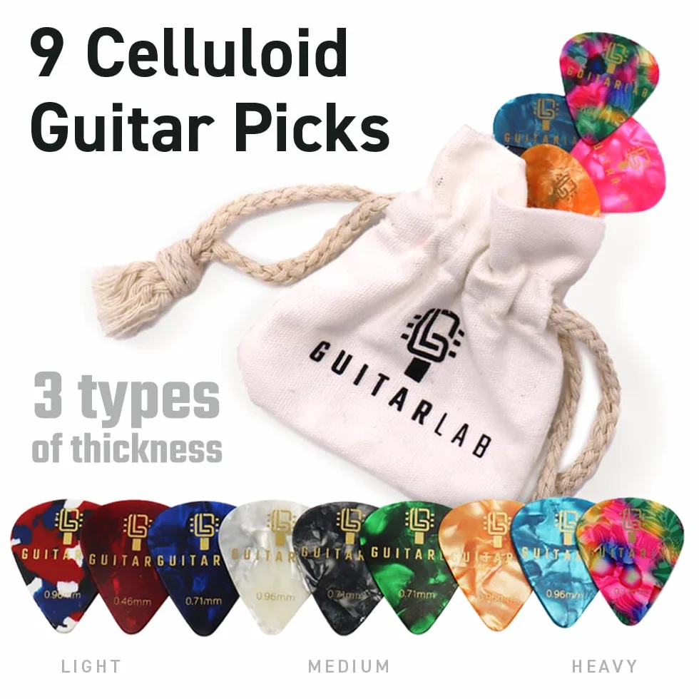 Pudełko prezentowe z akcesoriami gitarowymi [marki Guitar Lab], metalowa puszka zawiera pasek do gitary, kapodaster, elektroniczny tuner i puszkę, idealne dla miłośników gitary i uczących się gry