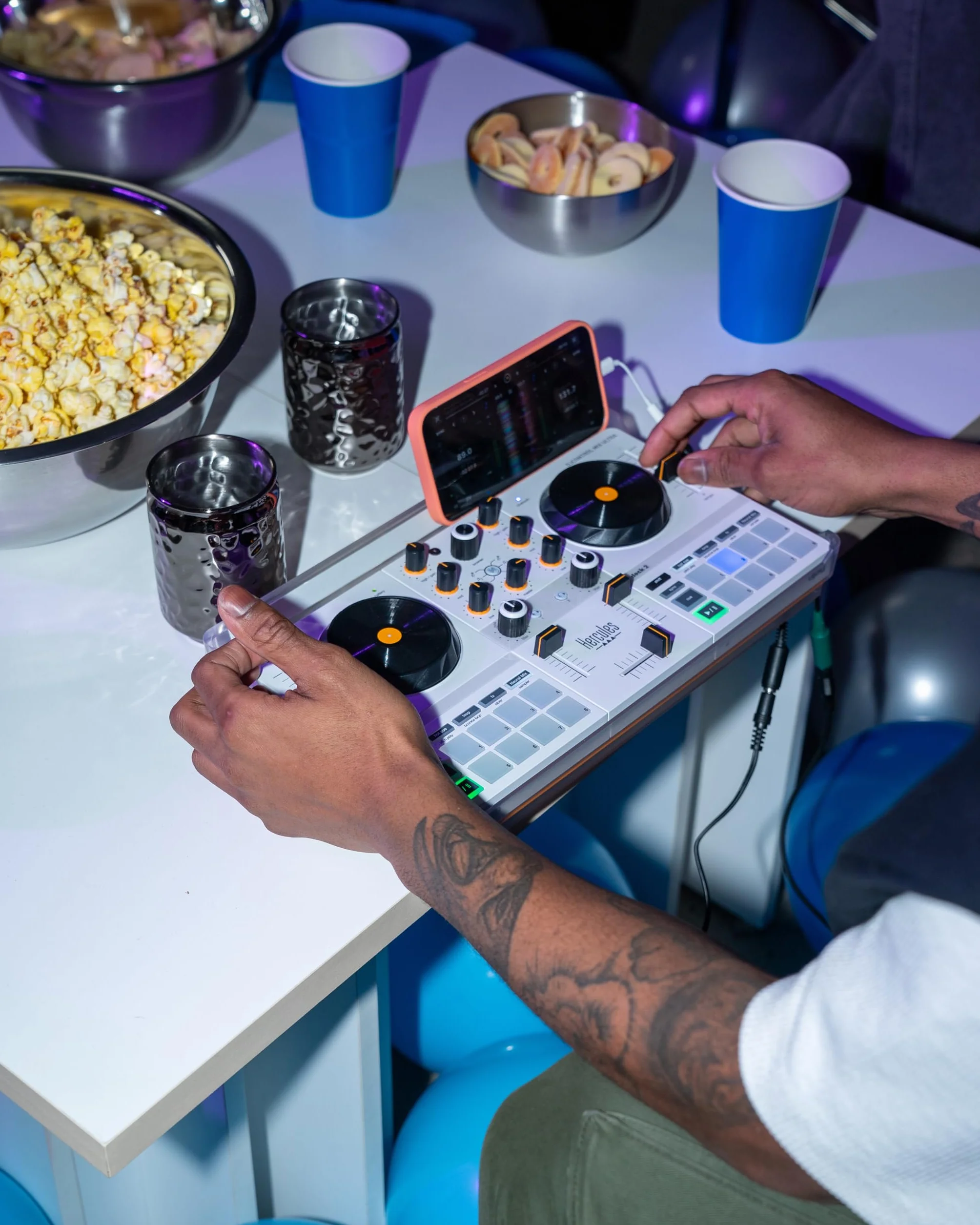 Hercules DJControl Mix Ultra — Przenośny Kontroler DJ do Smartfonów (iOS/Android)