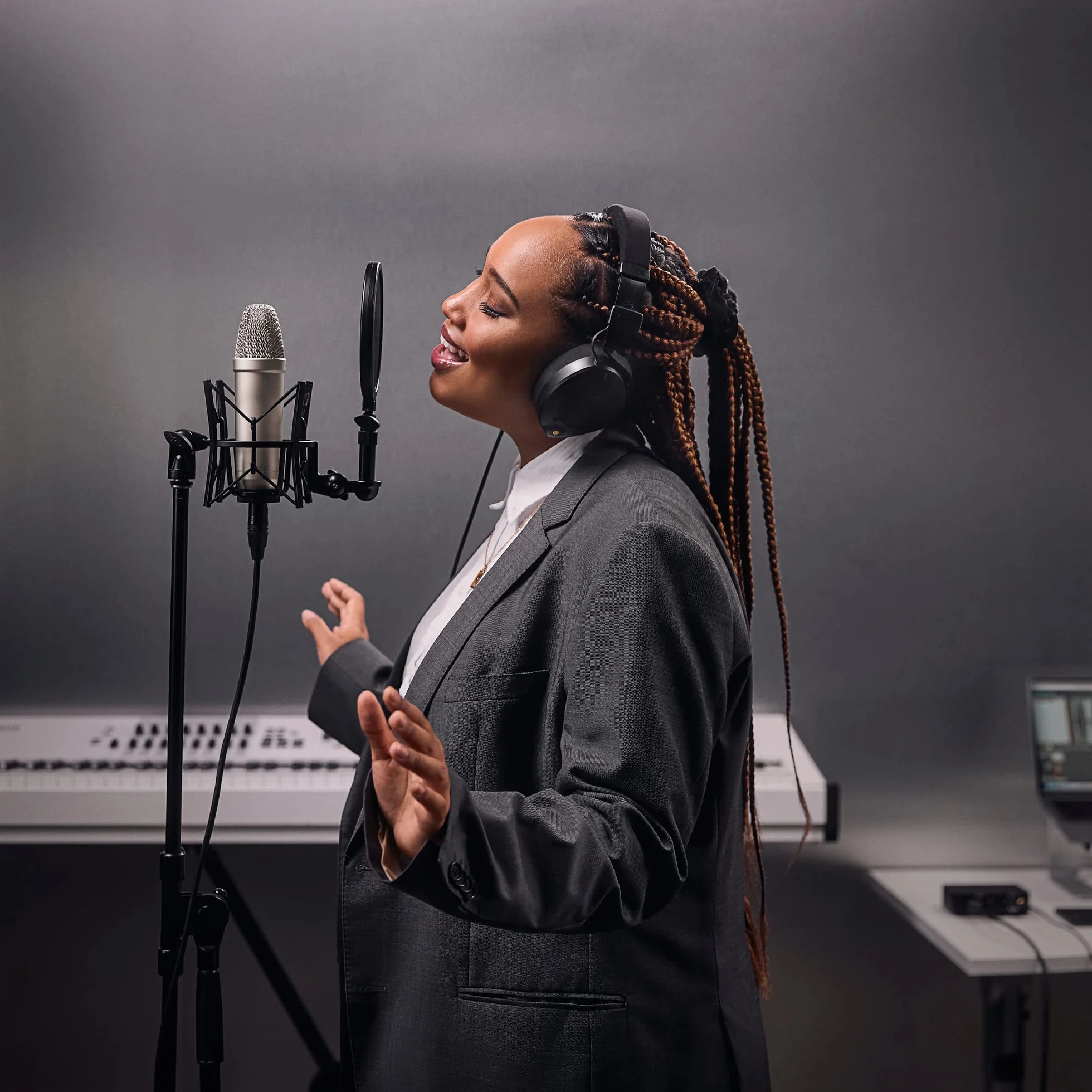 RØDE Studyjny mikrofon pojemnościowy NT1 5. generacji z dużą membraną, wyjściami XLR i USB, mocowaniem antywstrząsowym oraz pop filtrem do produkcji muzycznej, nagrywania wokalu i podcastów, Srebrny