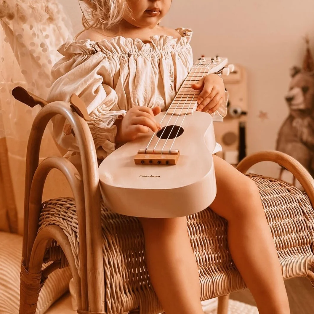 Mamabrum, Drewniana gitara dla dzieci, Ukulele dla niemowląt, Instrumenty muzyczne do zabawy, Uczy prostych akordów, Stymuluje słuch, Imituje prawdziwy instrument, Odgrywanie ról - gitarzysta, Różowy