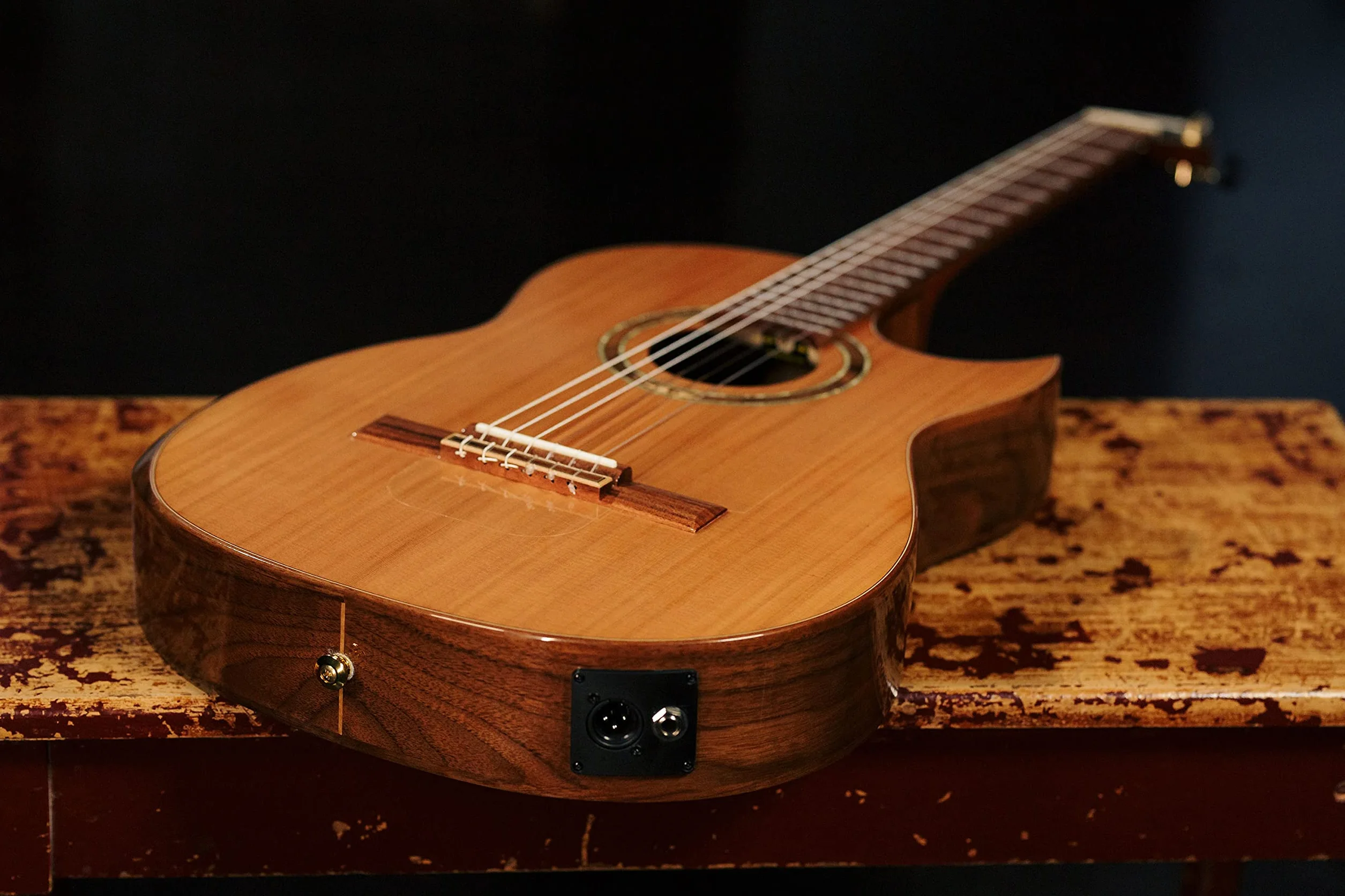 Ortega Guitars Classical Electro-Acoustic Guitar – Wąski Gryf, Korpus Thinline – Seria Signature – Lity Cedr/Orzech, Wykończenie Naturalne