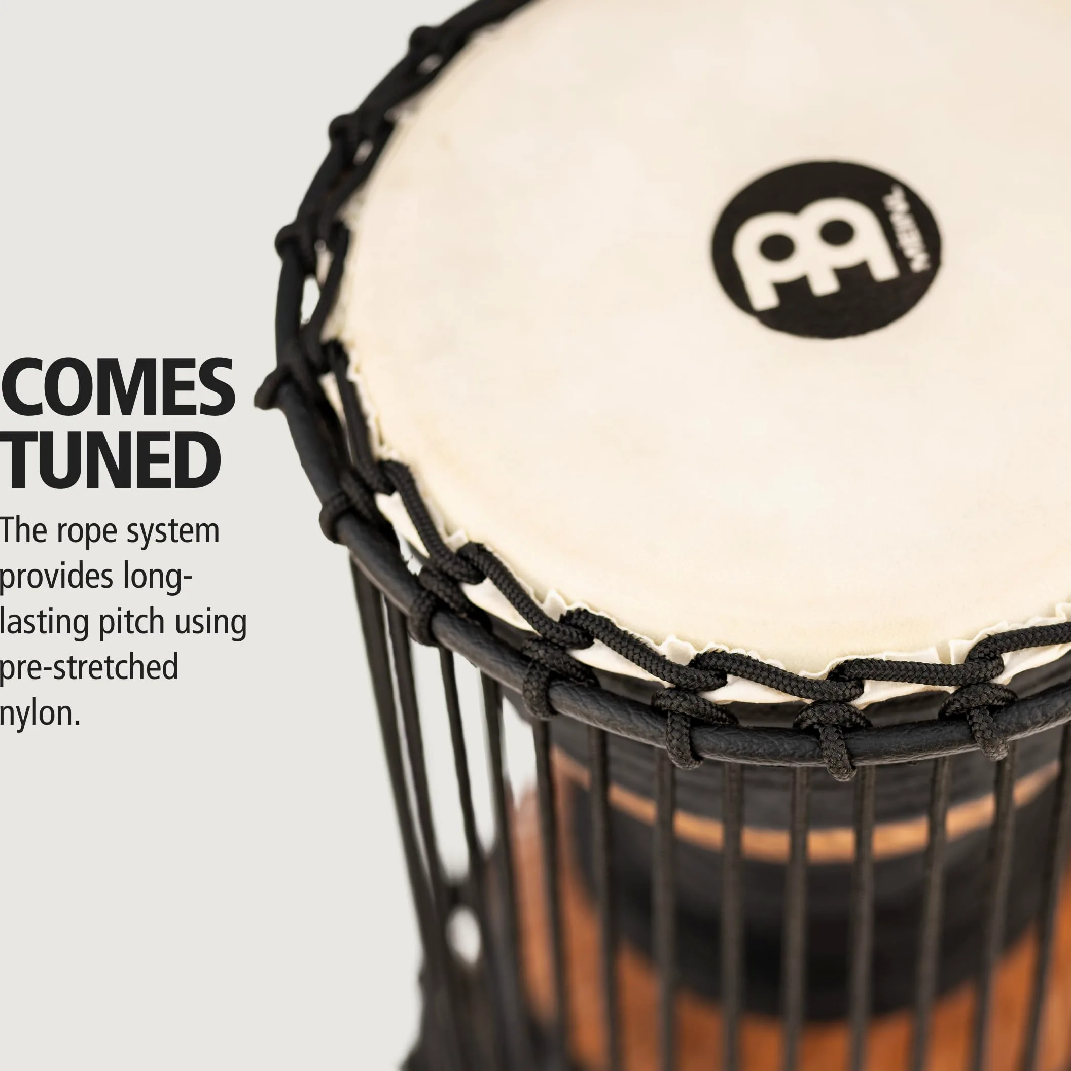 Meinl Percussion Drewniany bęben mówiący, średni, duży instrument z kozą skórą, wysokość 30,5 cm, w tym drewniany trzepak, mahoń, wielokolorowy (ATD-M)