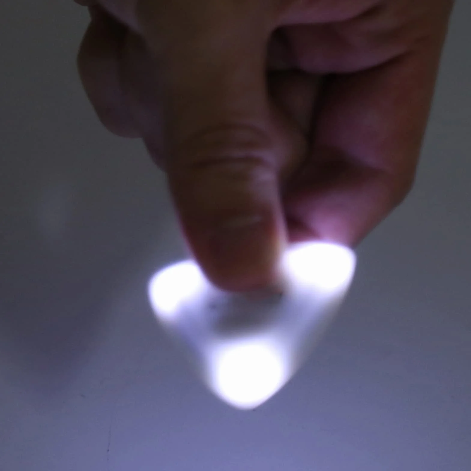 Kostki do Gitary Gitara Akustyczna Luminous Pick Food Grade Plastic LED Light Wbudowana Bateria do Gry i Zbierania Pick((Biały))