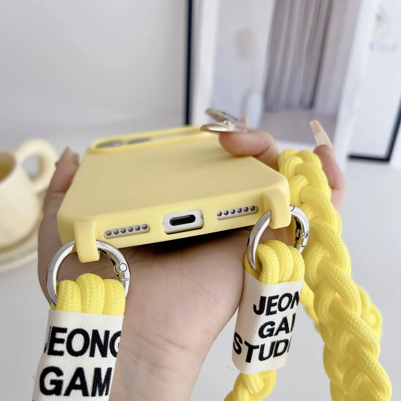 Emlivi Etui z łańcuszkiem do telefonu iPhone 17, etui na telefon z nylonowym paskiem na ramię, płynne silikonowe TPU pokrycie ze sznurkiem do zawieszenia, etui ochronne ze stylowym paskiem do iPhone'a