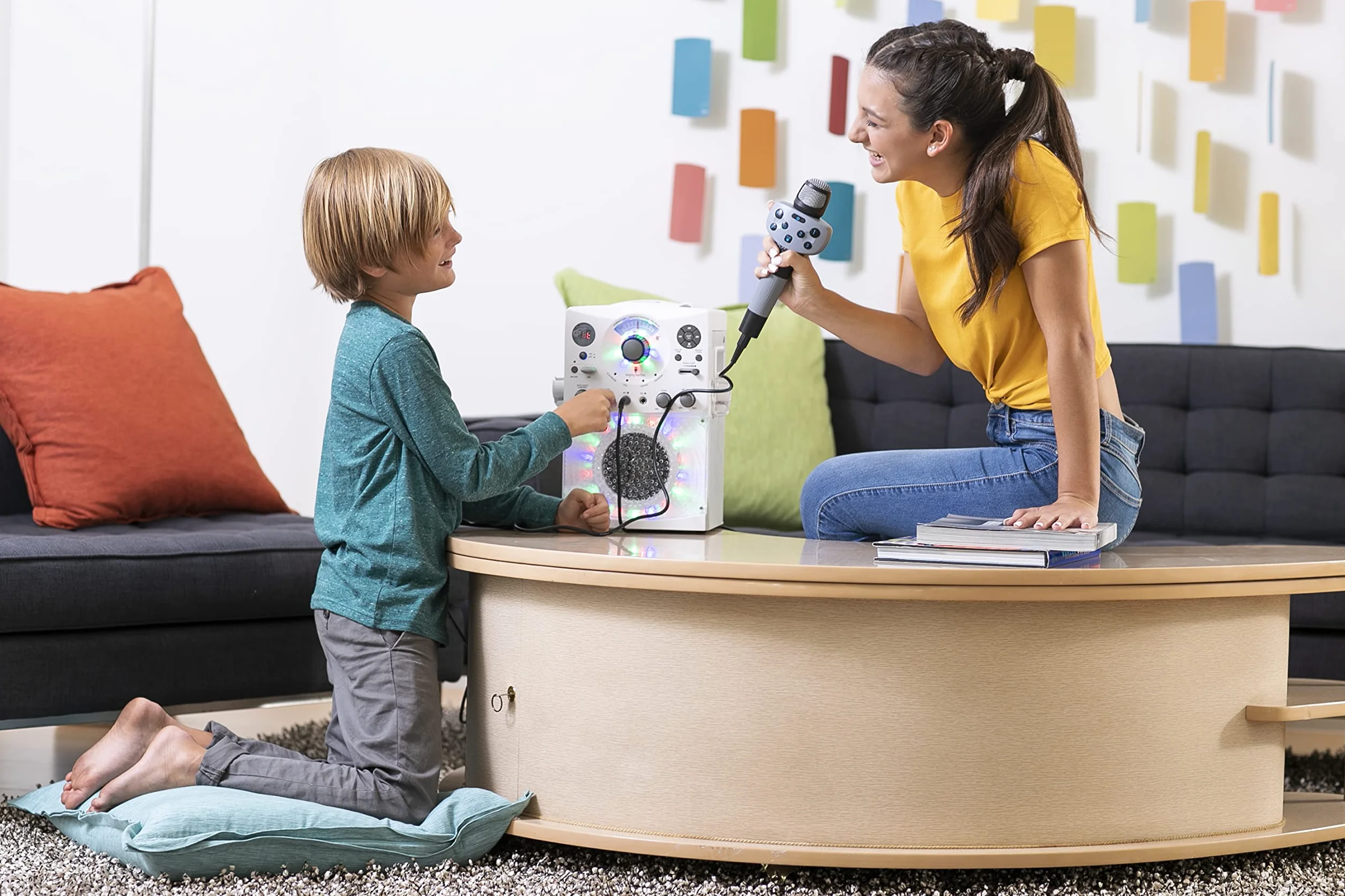 Singing Machine SML385U system karaoke ze złączem Bluetooth – biały dla Europy – efekty świetlne LED, mikrofon, USB, wyjścia RCA, regulator echa i równowagi oraz wejście AUX.