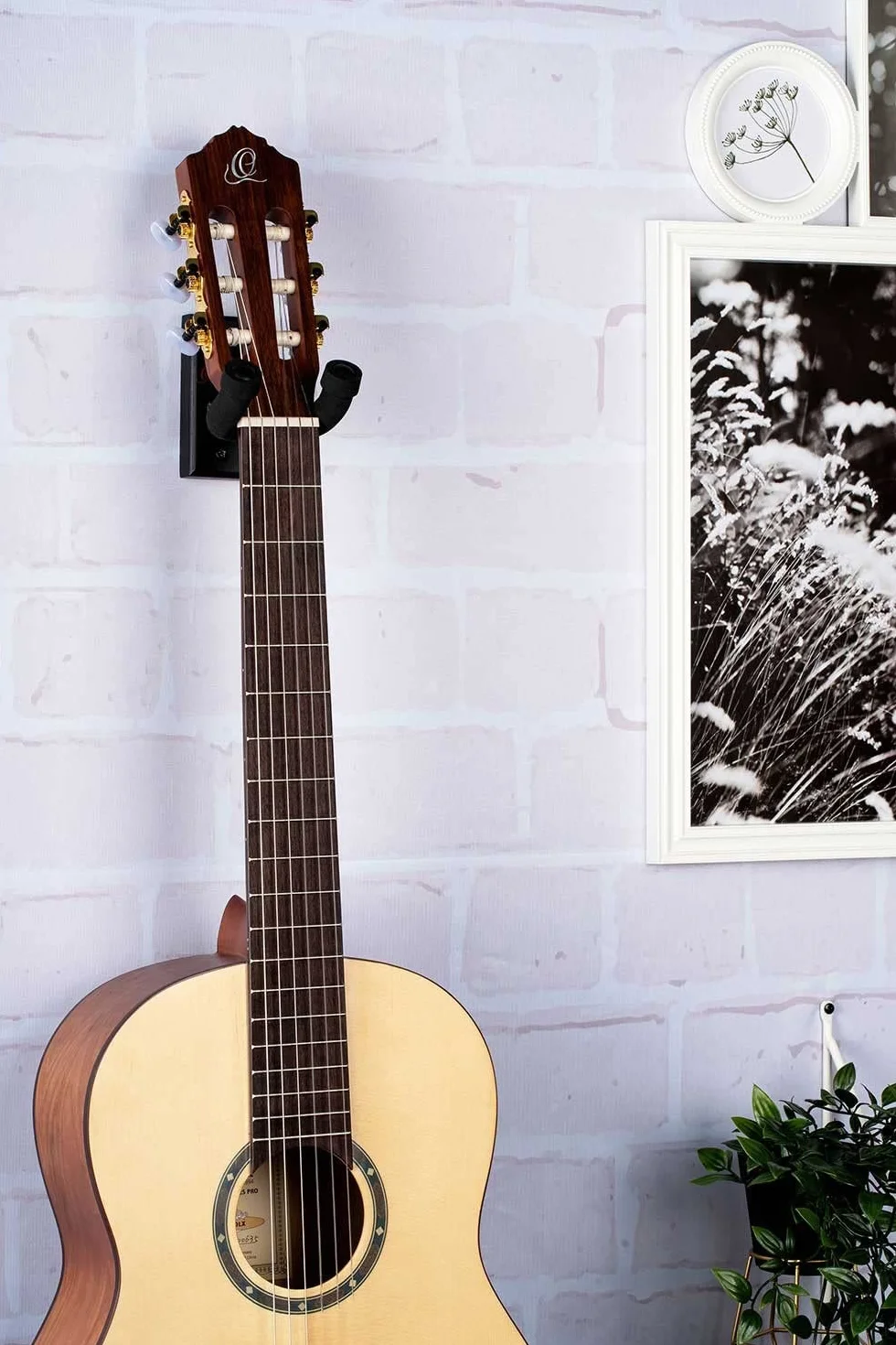 Ortega Guitars Uchwyt Ścienny do Gitary, Czarny, 4,5 cm