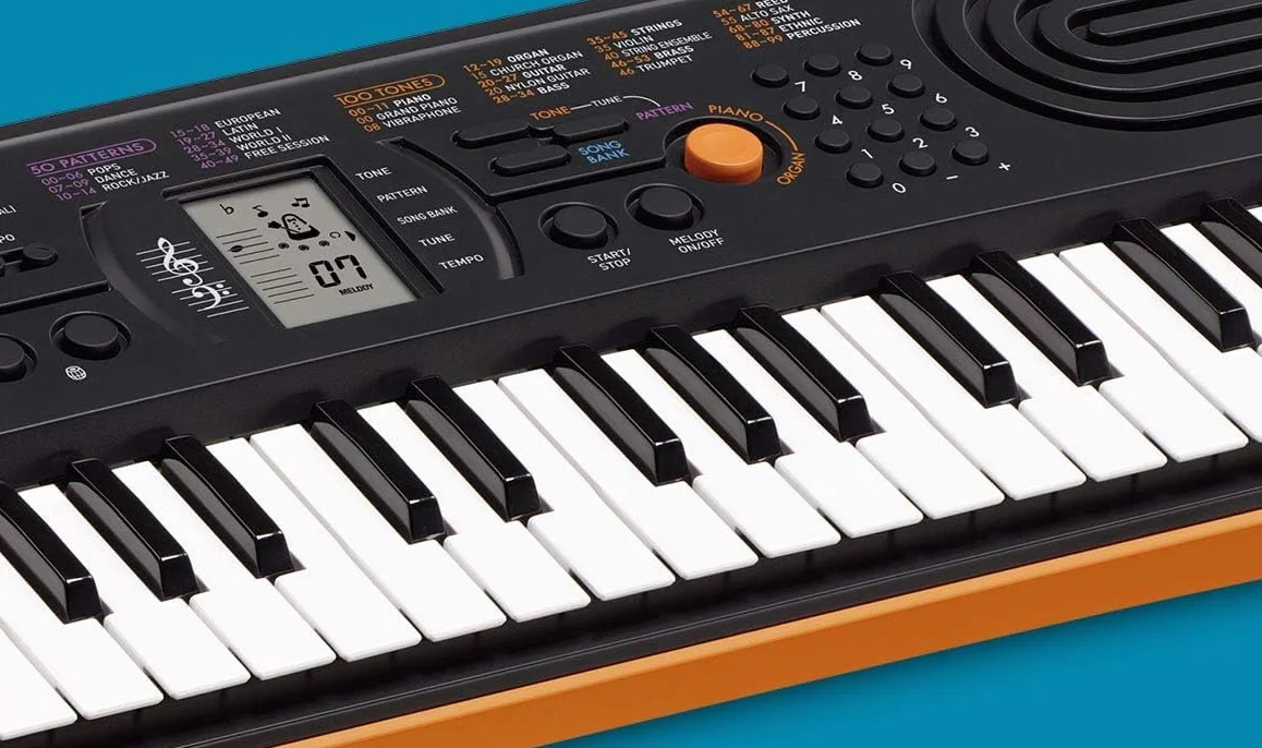 Casio SA-76 mini keyboard z 44 przyciskami, czarno-pomarańczowy