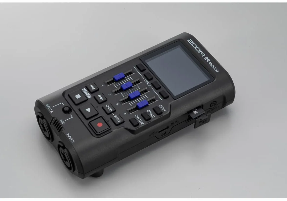 ZOOM R4 MultiTrak – mobilny 4-ścieżkowy rejestrator i kompaktowe studio audio dla muzyków i autorów piosenek, 32-bitowy dźwięk typu float, 2 wejścia combo XLR/TS, efekty, sekcja rytmiczna