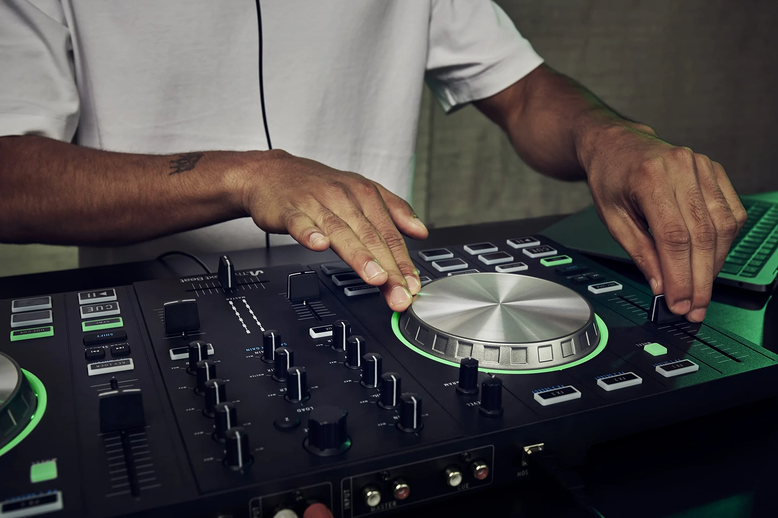 The Next Beat Tiësto DJ Controller - Łatwa profesjonalna nauka - wtyczka brytyjska - Lekcje online i aplikacje DJ w zestawie - bezpłatny 30-dniowy okres próbny muzyki Beatport