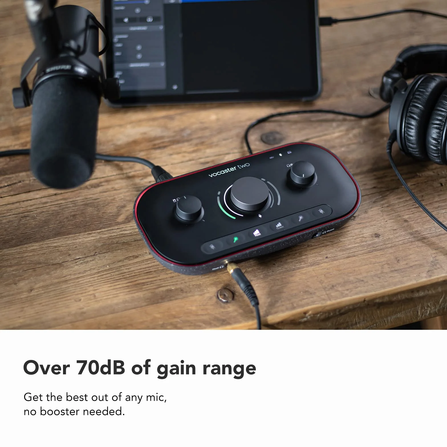 Focusrite Vocaster Two Studio Interfejs do podcastów do nagrywania prezentera i gościa, z profesjonalnym mikrofonem dynamicznym DM14v i słuchawkami HP60v Dwa wejścia mikrofonowe i dwa wyjścia słuchawkowe.