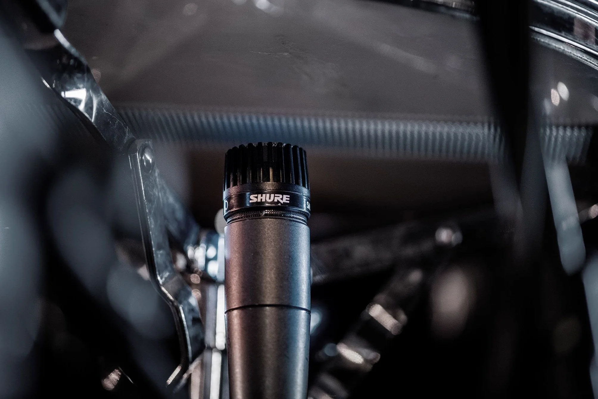 Shure SM57 Dynamiczny mikrofon instrumentalny z pneumatycznym mocowaniem wstrząsowym, klipsem A25D, torbą, złączem XLR