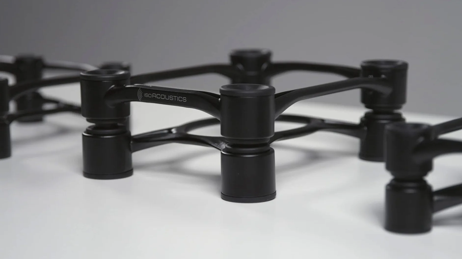IsoAcoustics Aperta Aperta200 antywibracyjne uchwyty głośników z regulowanym nachyleniem (20 x 25,4 cm) czarne, zestaw 2 sztuk