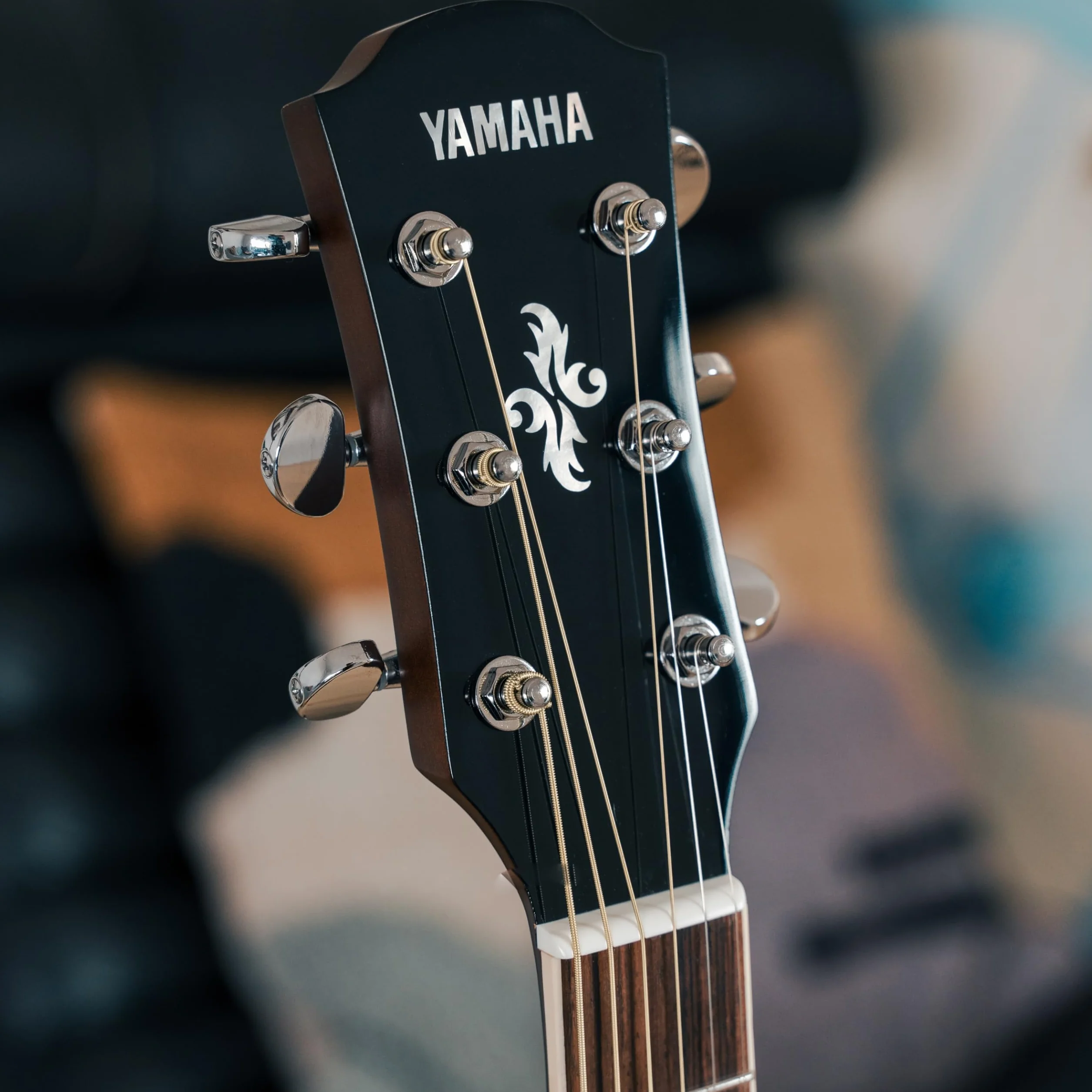 YAMAHA APX600 Electro-Acoustic Guitar – Slim Thinline Body, 25” Scale, System65 Pickup, 3-Band EQ, Built-In Tuner, Oval Soundhole – Black