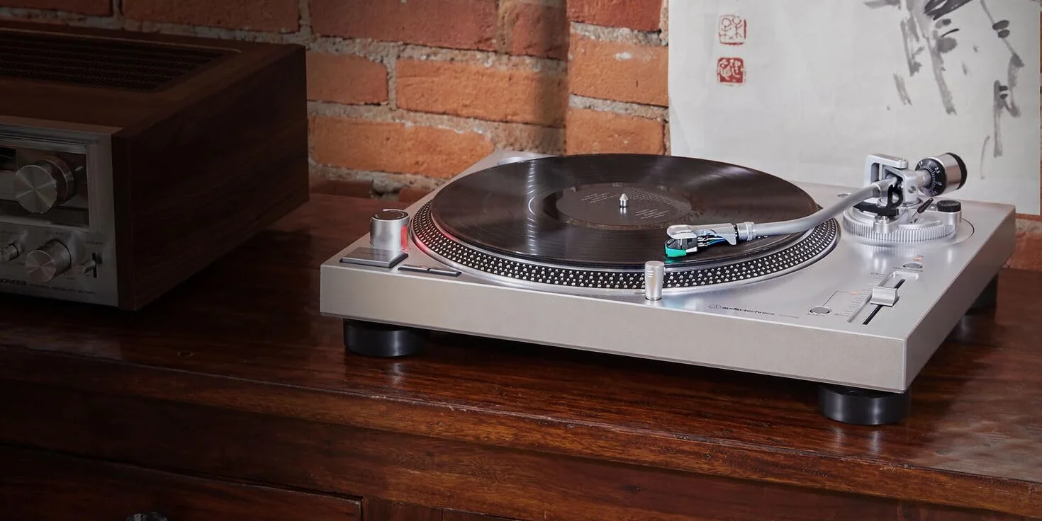 Audio-Technica AT-LP120XUSBSV Gramofon Ręczny Obrotowy z Napędem Bezpośrednim, Srebrny/Czarny