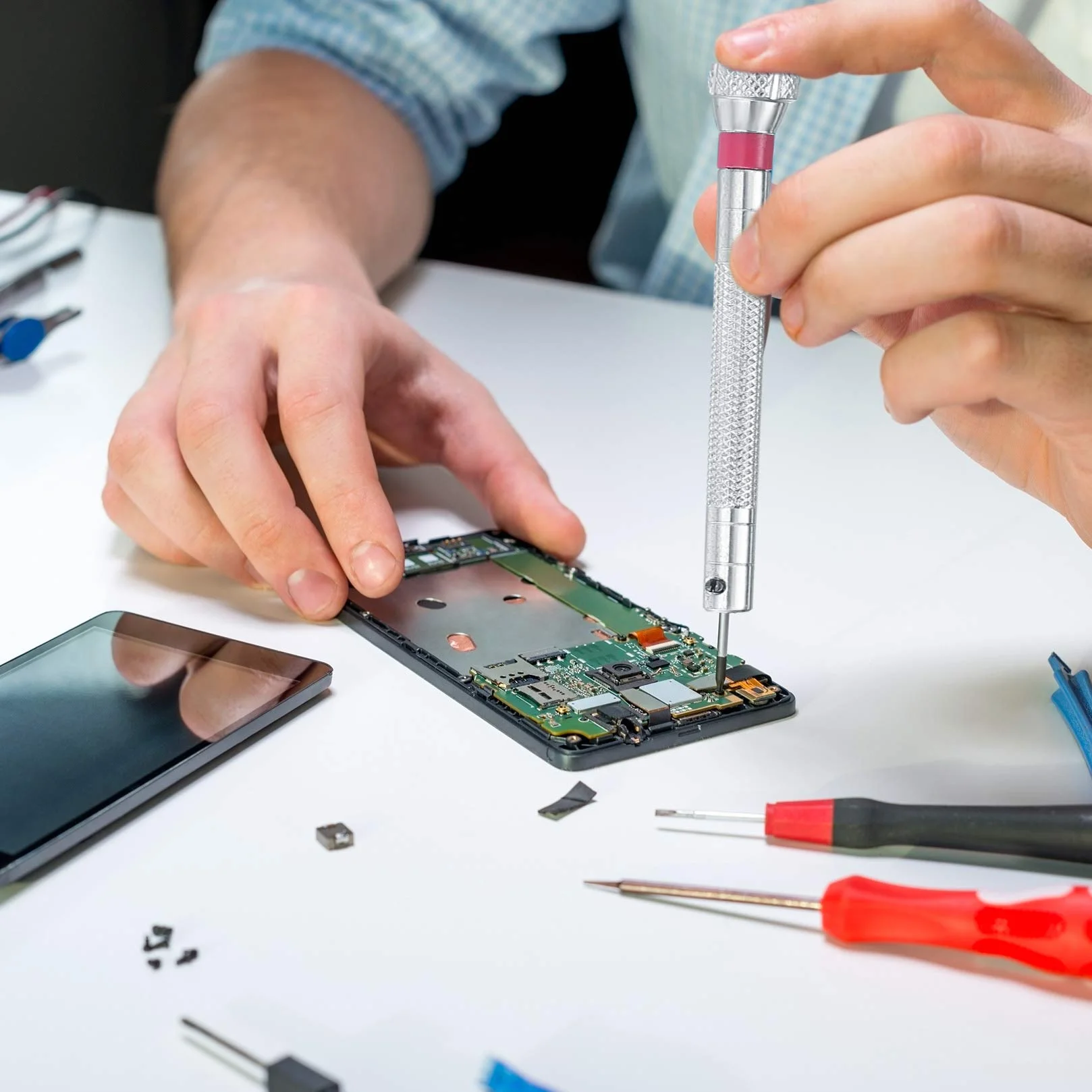 Vwoqiy Zestaw 500 sztuk mikro śrub naprawczych, małe śruby ze stali węglowej, elektroniczne śruby do okularów, laptopa, biżuterii, naprawy zegarków, ze śrubokrętem