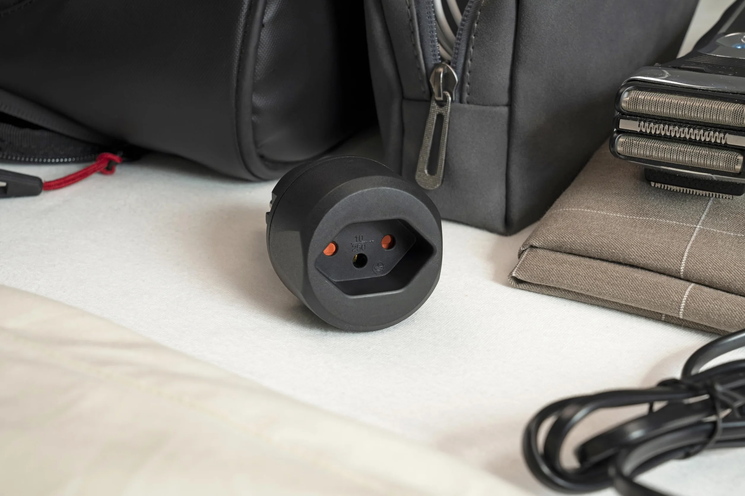 Brennenstuhl wtyczka podróżna/adapter podróżny (adapter gniazda podróżnego do podłączania urządzeń elektrycznych ze szwajcarskim systemem wtyczek w krajach z systemem wtyczek z uziemieniem) czarny