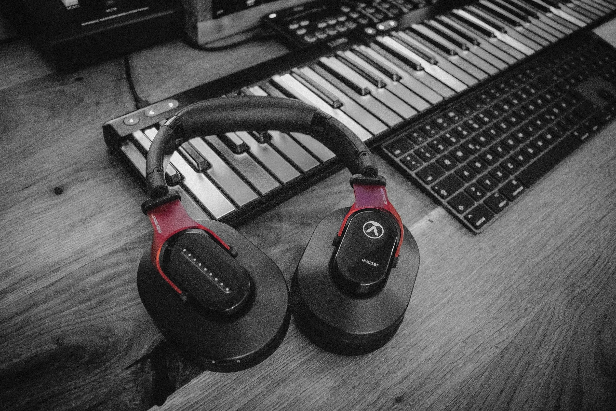 Austrian Audio Hi-X25Bt Słuchawki, Czarny/Czerwony, 1 Sztuka