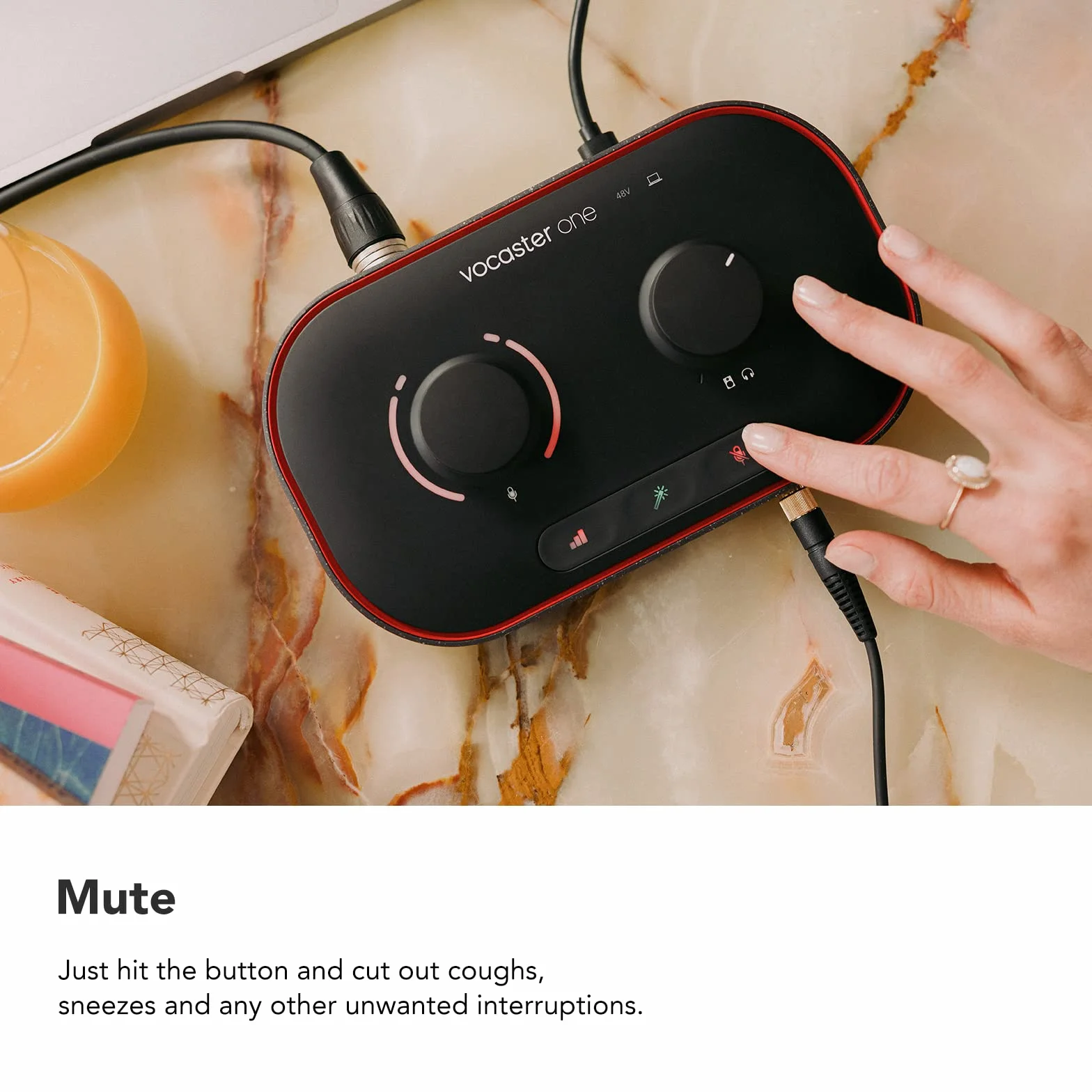 Focusrite Vocaster One Interfejs do podcastów do nagrywania jako twórca solowy Użyj funkcji Auto Gain, Enhance i Mute w celu łatwego tworzenia podcastów. Mały, lekki i zasilany przez komputer.