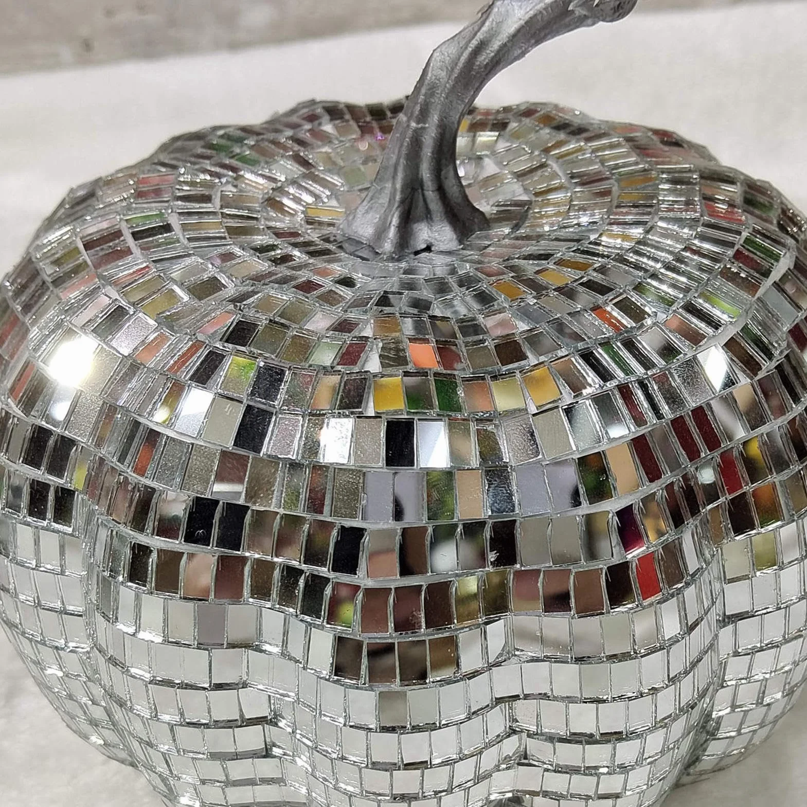 Glitterowa dynia | Dekoracja kuli dyskotekowej | Odblaskowa lustrzana kula dekoracyjna, błyszcząca dynia jako centrum stołu, brokatowa dekoracja, błyszcząca odblaskowa lustrzana kula