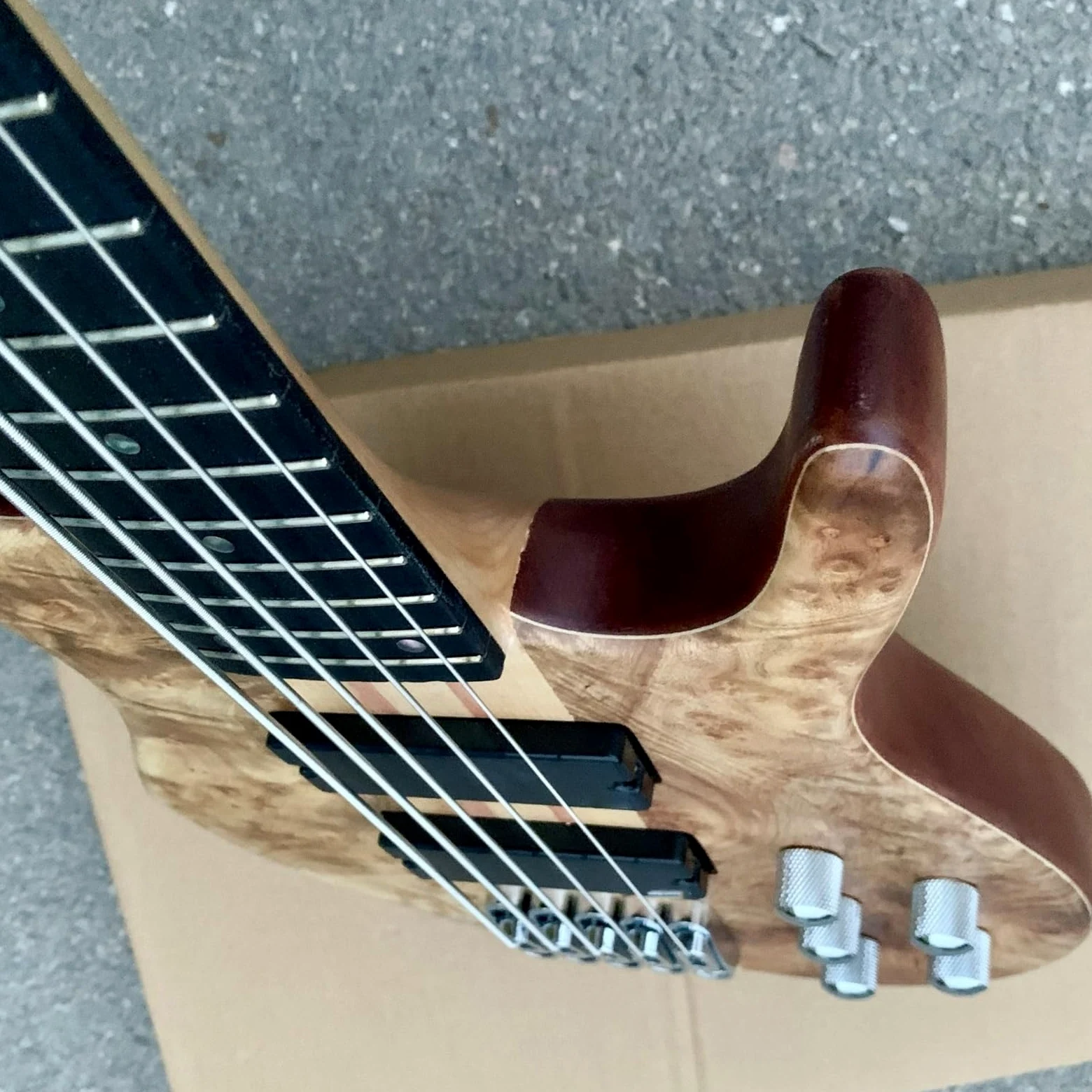 Pięciostrunowa Gitara Basowa Z Litego Drewna Wzmacniacz Na Jednej Płycie Gryf Korpus Typu Sandwich