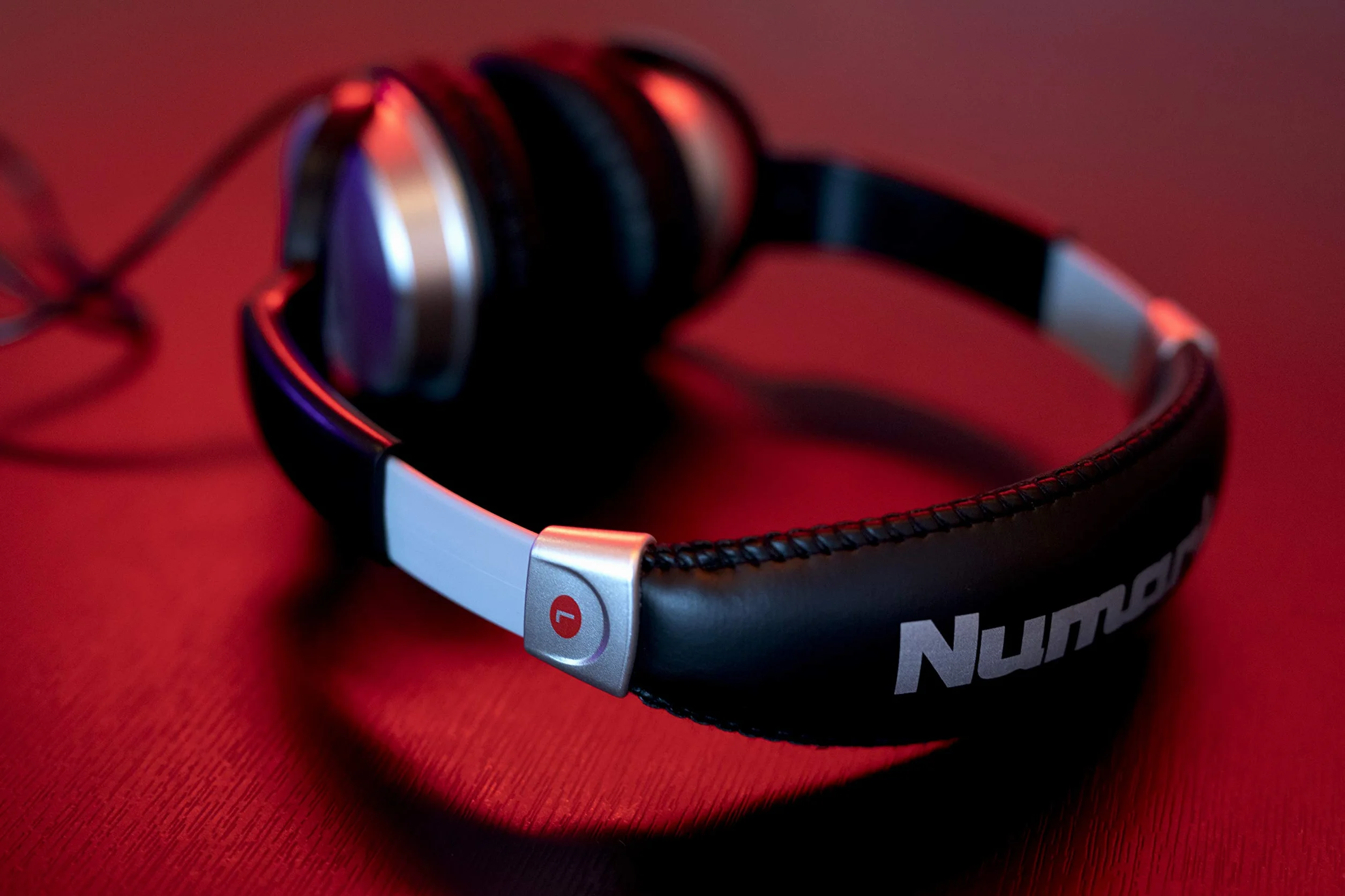 Numark HF125 Kompaktowe słuchawki DJ z 40 mm przetwornikami, kabel 6 ft