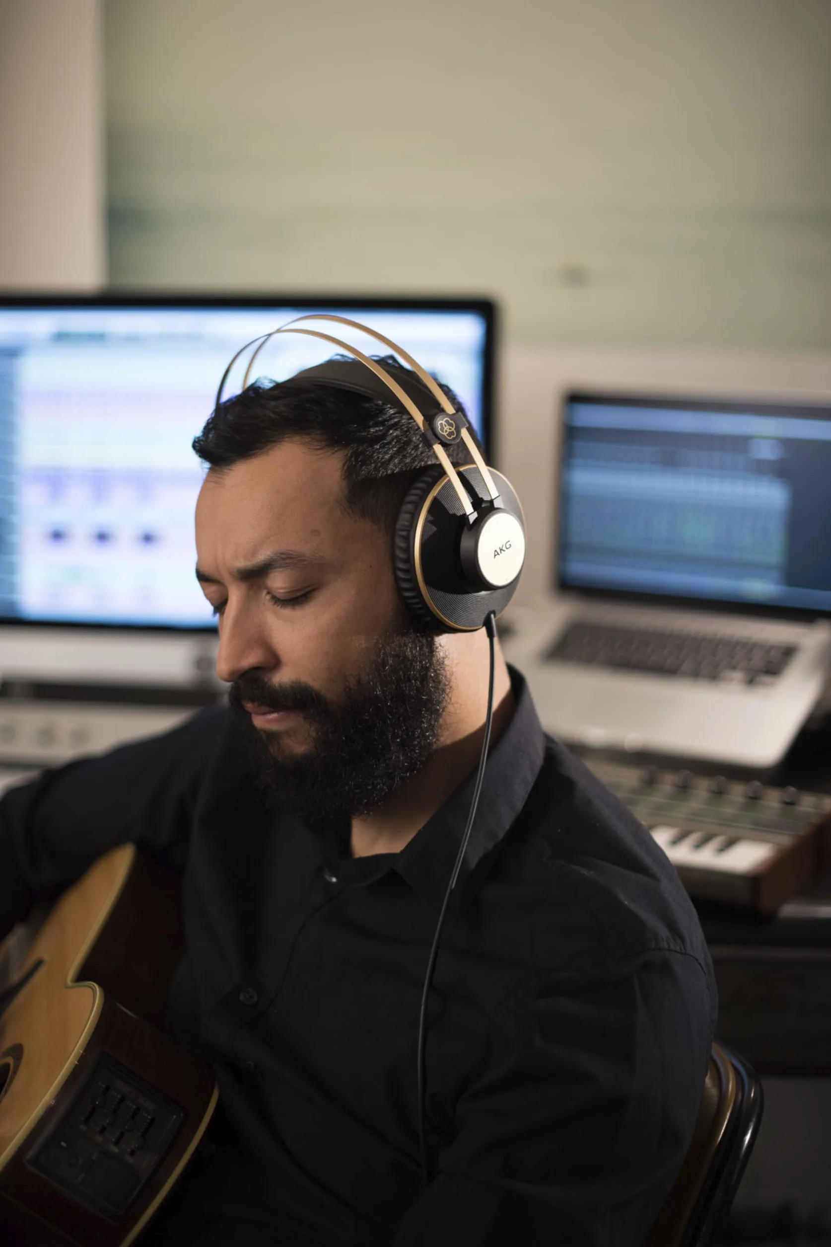 AKG Pro Audio K92 słuchawki nauszne z zamkniętym tyłem, słuchawki studyjne, czarny matowy i złoty