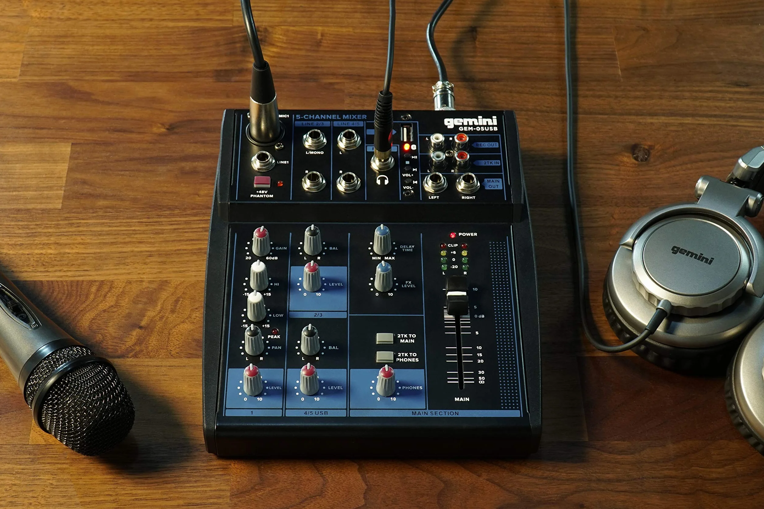 Gemini Sound Gem-05USB – kompaktowy 5-kanałowy mikser analogowy zawierający kanał mikrofonowy o niskim poziomie szumów, 2-pasmowy korektor, odtwarzanie USB z urządzeń USB i strumieniowanie Bluetooth