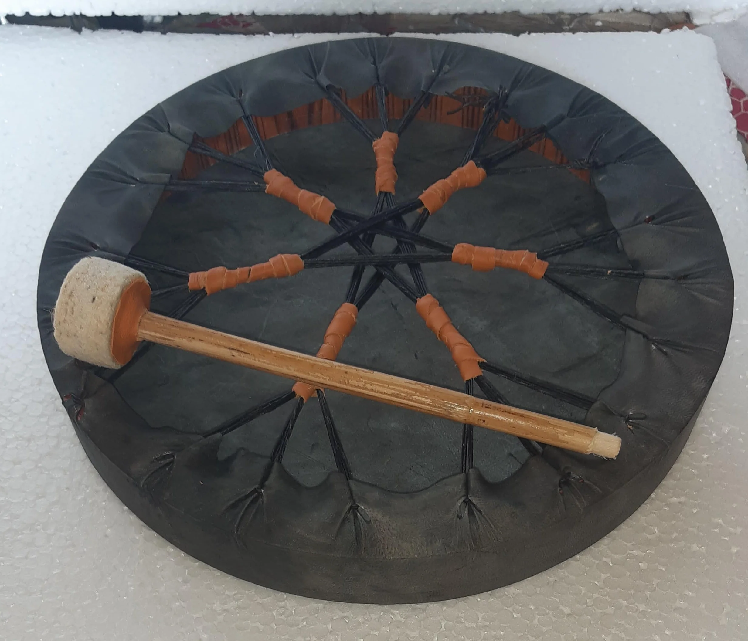 46 cm (46 cm) Ręcznie robiony, czarny bęben ze skóry bawoła, bęben szamański, szamański, perkusja, medytacja jogi, uzdrawianie medycyną, drewniana rama, uroczystość wydarzeń + trzepak, młotek