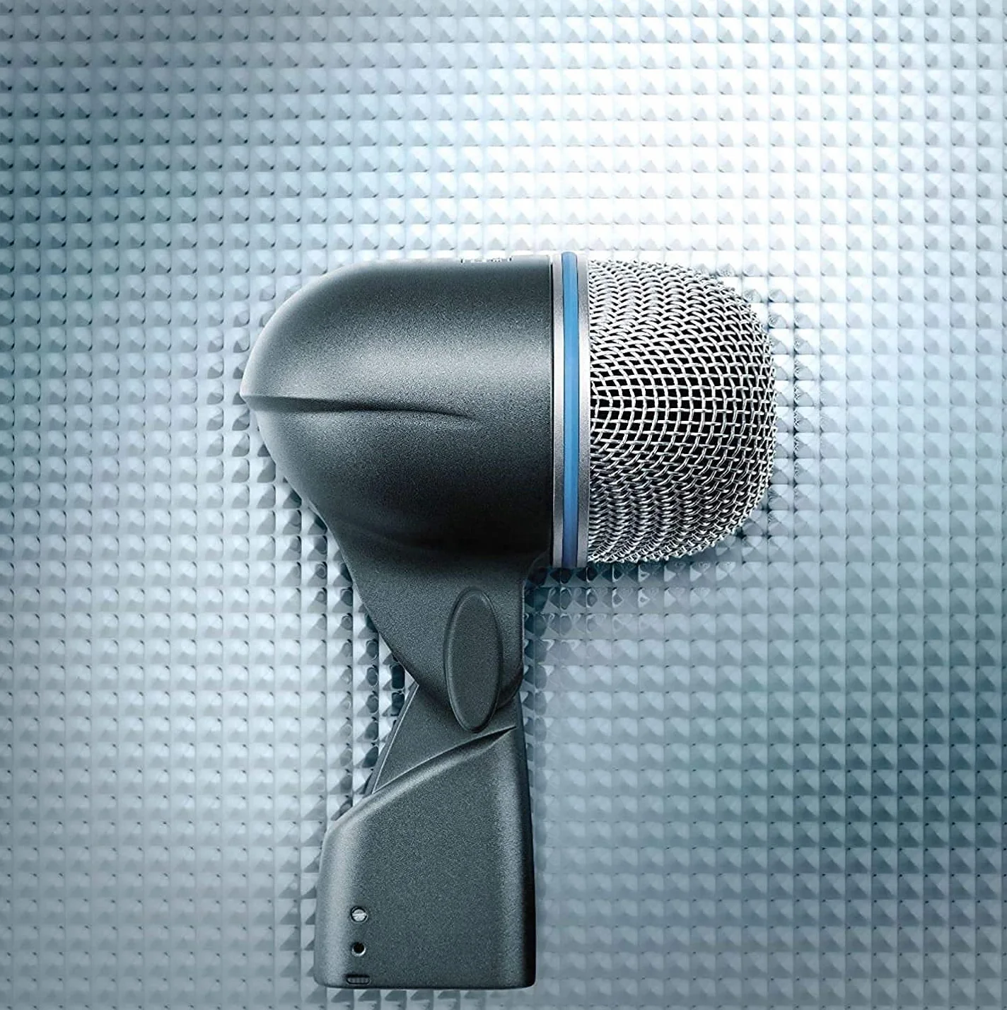 Shure BETA 52A Mikrofon - dynamiczny mikrofon kardioidalny z neodymowym elementem o wysokim natężeniu dźwięku, adapterem do statywu z blokadą, kratką z siatki stalowej