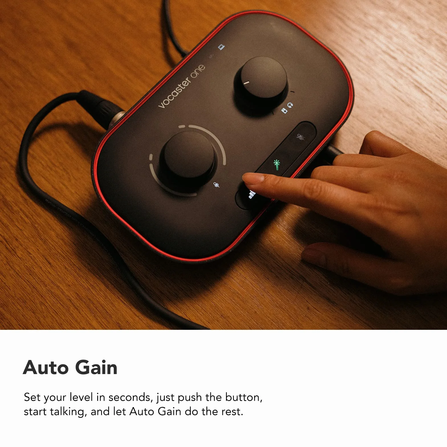 Focusrite Vocaster One Interfejs do podcastów do nagrywania jako twórca solowy Użyj funkcji Auto Gain, Enhance i Mute w celu łatwego tworzenia podcastów. Mały, lekki i zasilany przez komputer.