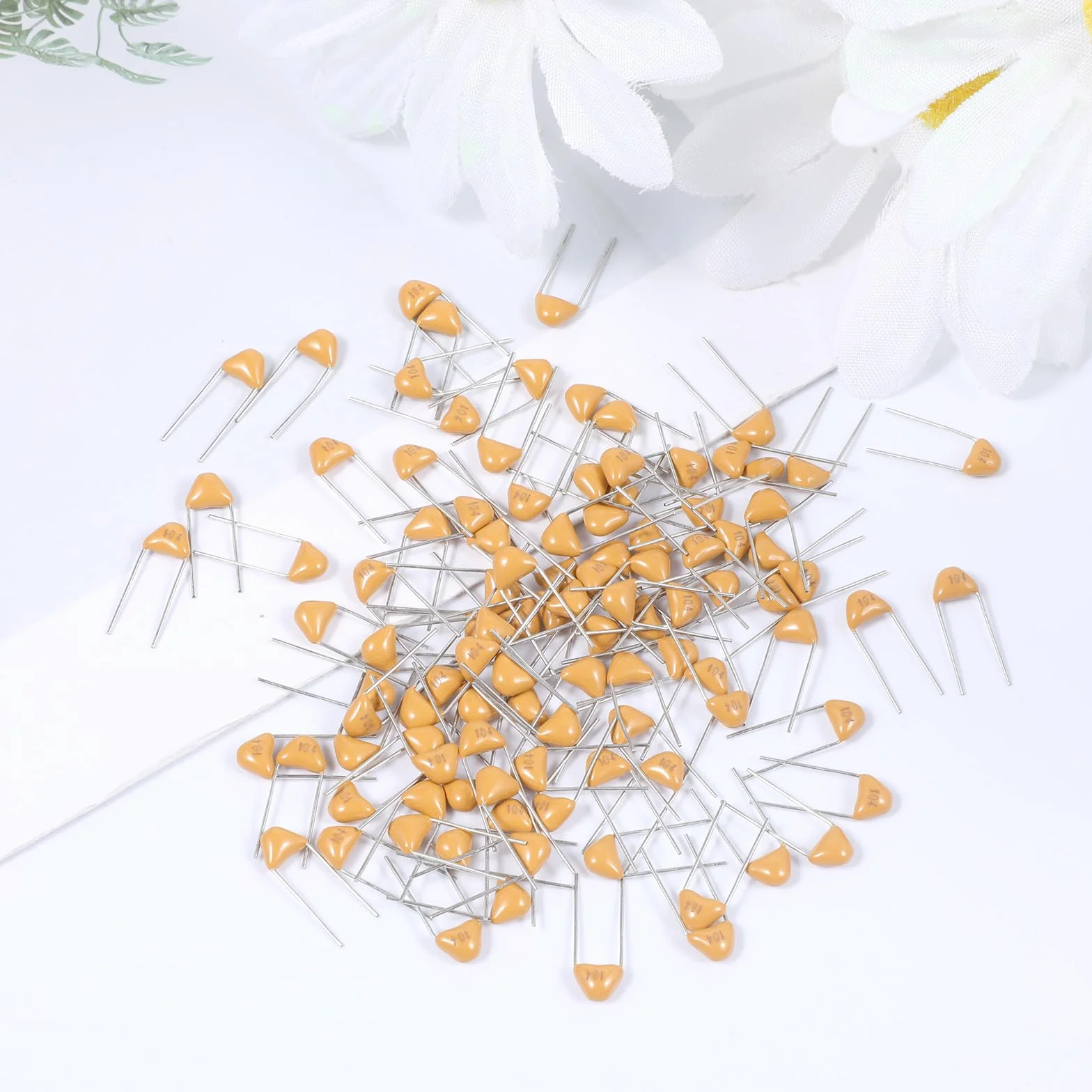100 sztuk 0,1 µF 104 100 nF monolityczny kondensator ceramiczny, 0,1 µF 50 V, zestaw wielowarstwowych kondensatorów Monolithic Ceramic Capacitors Capacitors (5,08 mm)