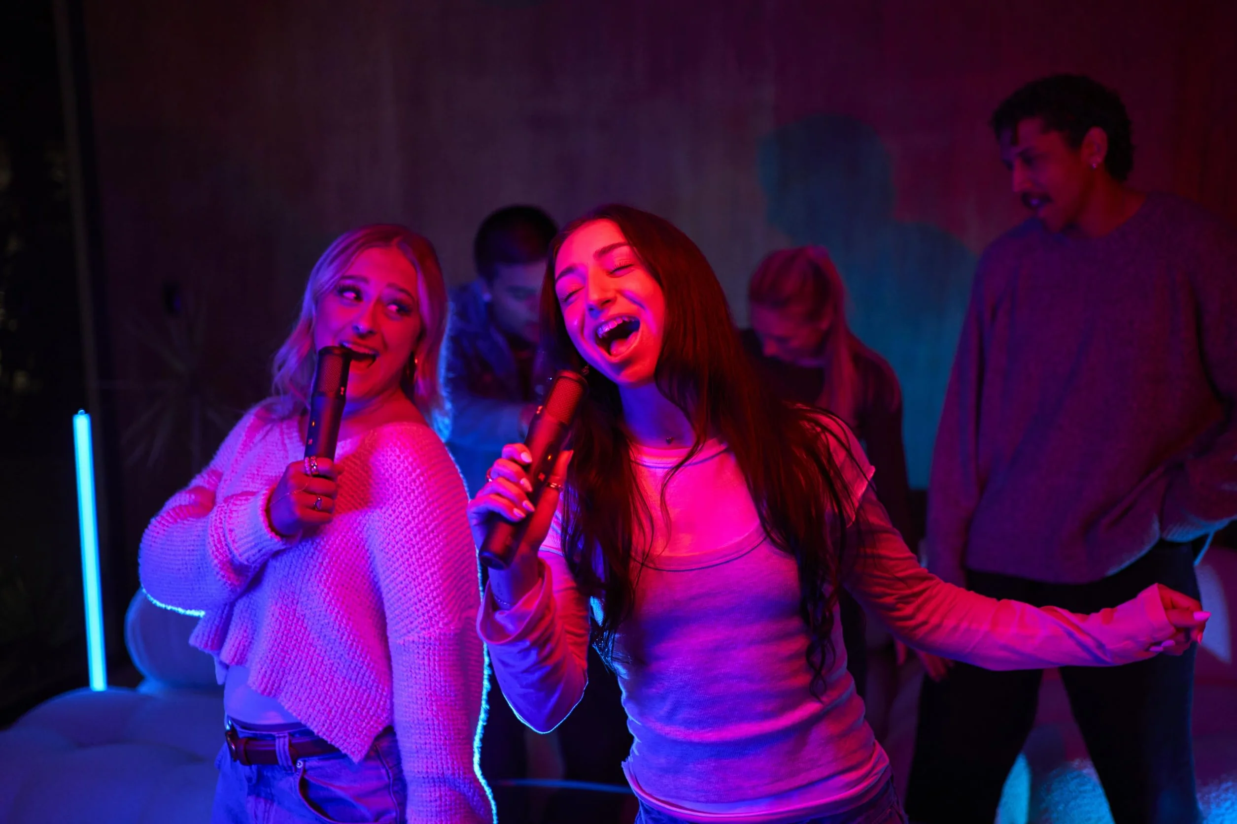 JBL EasySing Mics, 2 bezprzewodowe mikrofony karaoke z AI z usuwaniem wokalu w czasie rzeczywistym oraz donglem PartyBox USB-C, czarny