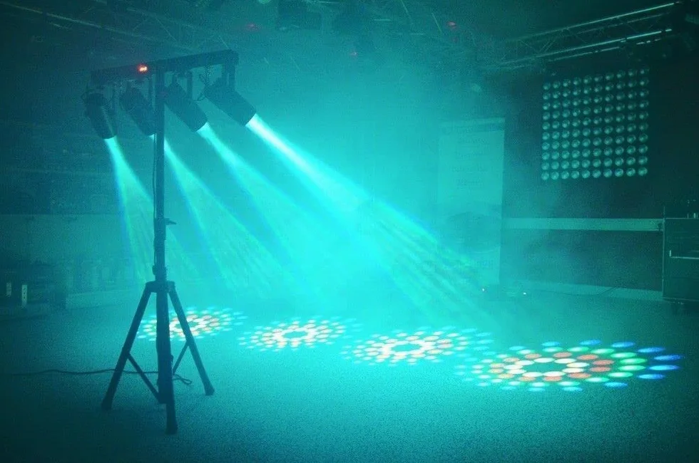BeamZ 4-SOME Zestaw 4 reflektorów - 228 diod LED, kolory RGBW, moc 50W, z listwą T, torbą ochronną, DMX, idealny do zastosowań mobilnych