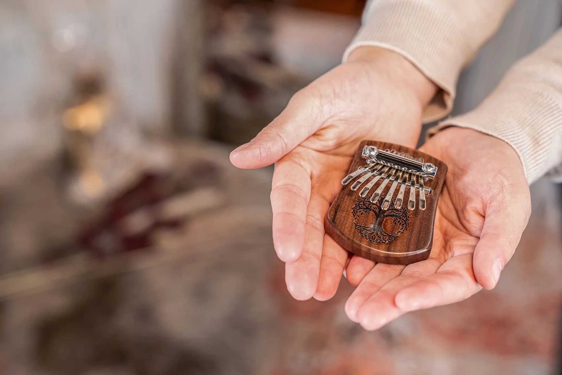 Kalimba Sonic Energy Lite Drewno 8 Dźwięków Tonacja C-dur Czarny Orzech Włoski Drzeworyt Tree of Life