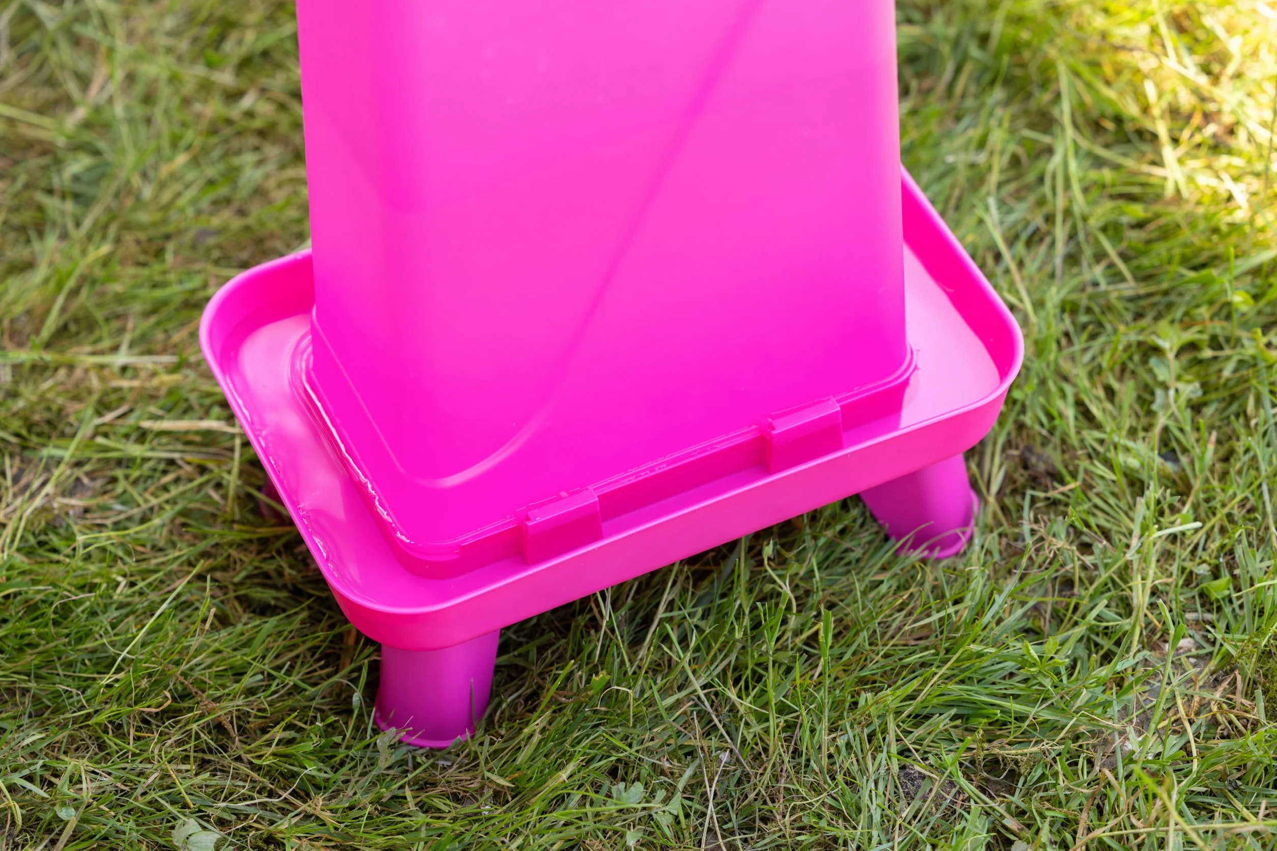Kerbl Hobbyfarming Poidło Plastikowe z Nóżkami, Automatyczne Zasilanie w Wodę, Stabilna Podstawa, Odporne na Warunki Atmosferyczne, Łatwe do Czyszczenia, 3,5 L, Różowe