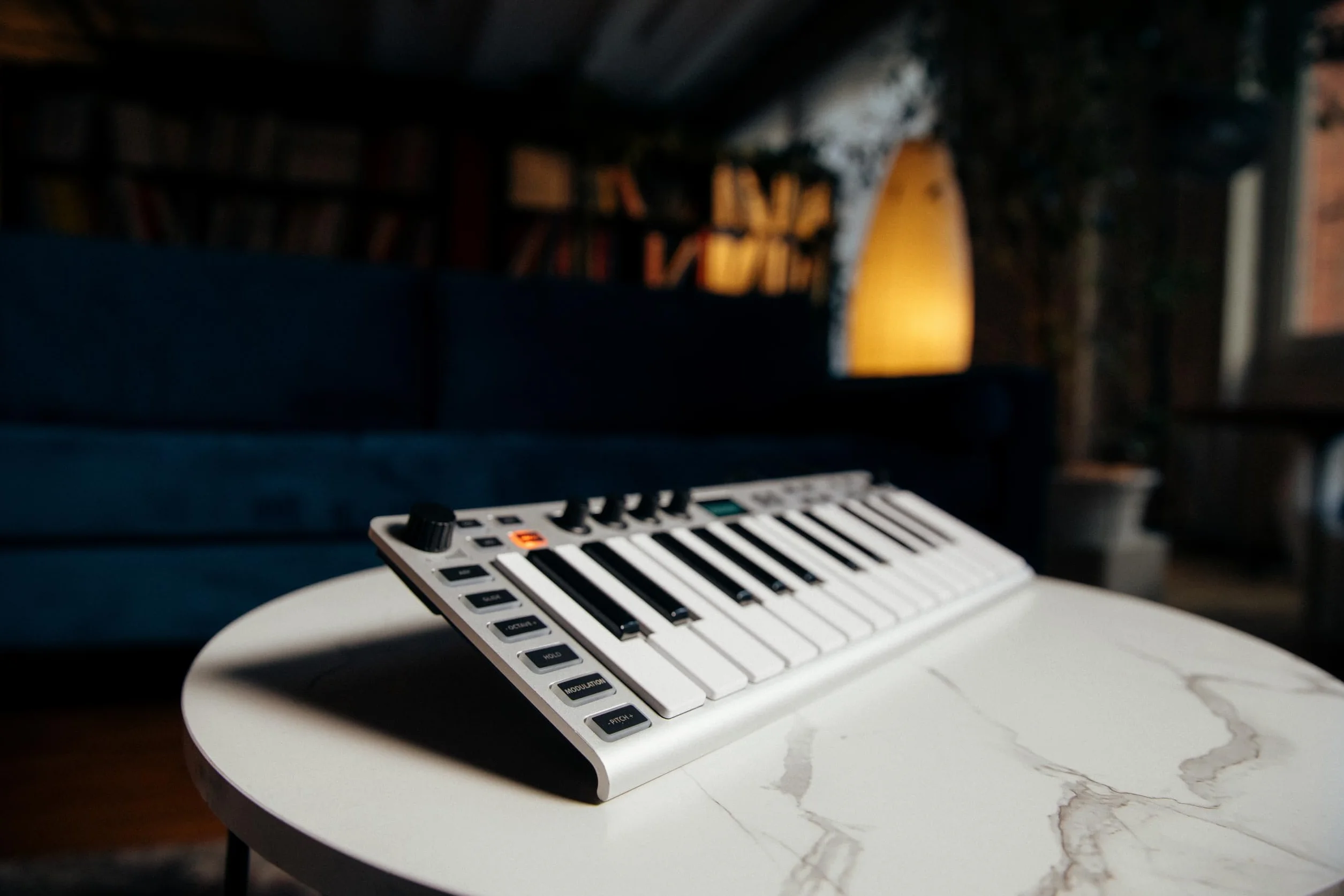 ESI Xsynth przenośny syntezator z klawiaturą główną, interfejs MIDI i audio